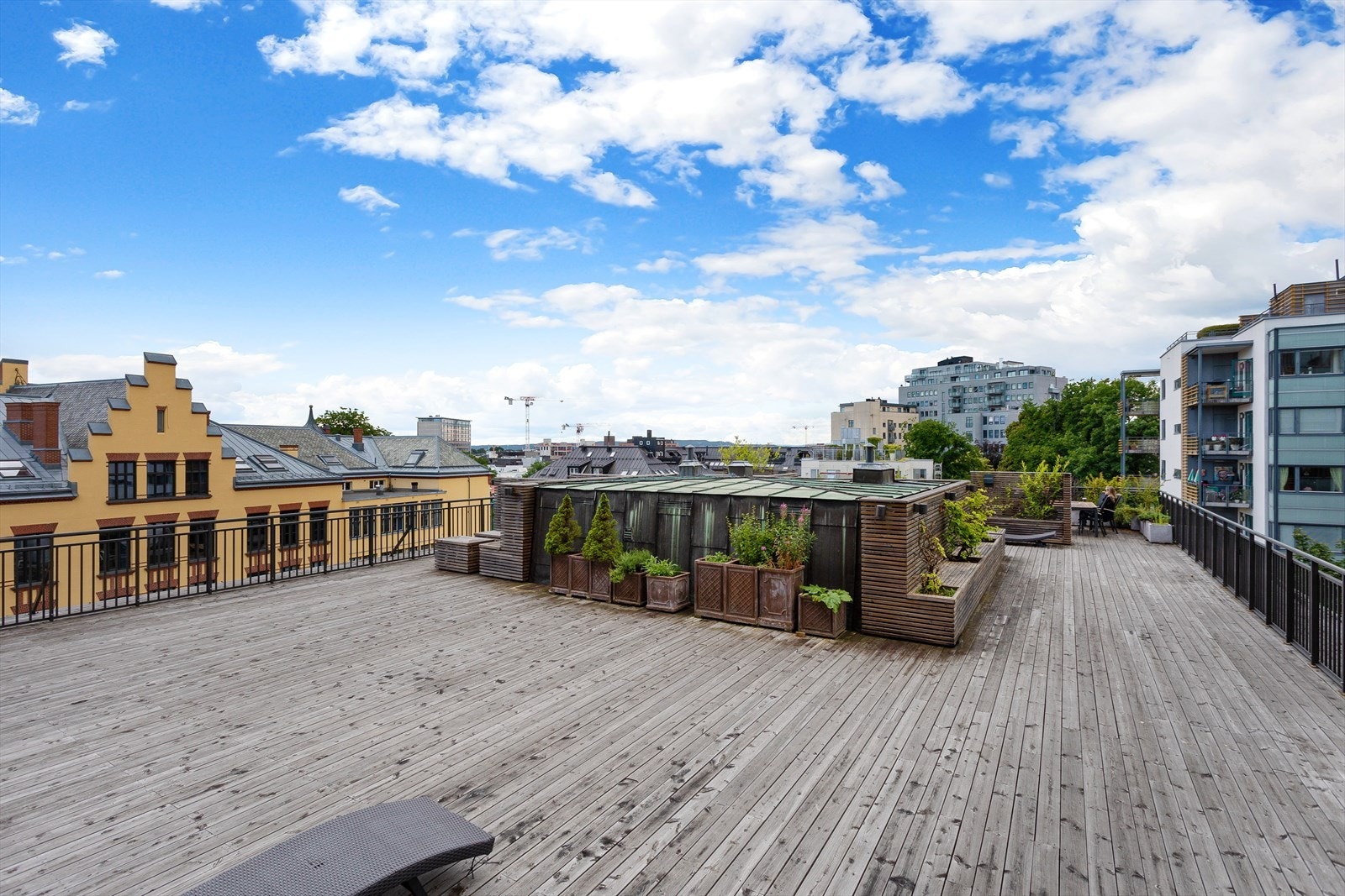 (Bildet er fra 2020) det er tilgang til to felles takterrasser. Dette er takterrassen til Pilestredet park 13, inngang til 12B. Galleribilde