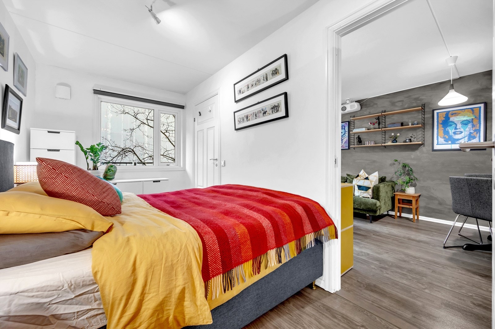 Alle vinduer er utstyrt med smarte rullegardiner fra IKEA (Trådfri). Galleribilde