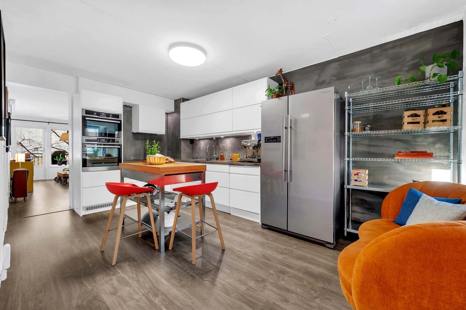 Moderne Epoq-kjøkken med god skap- og benkeplass. Galleribilde