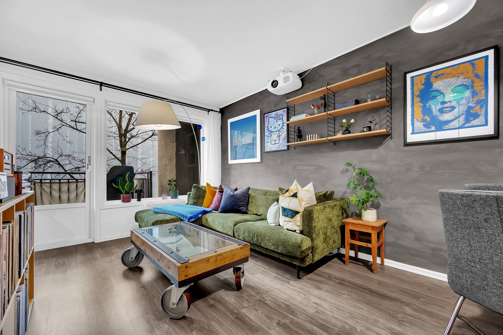 Planløsningen åpner opp for flere møbleringsmuligheter med god plass til sofagruppe, TV-møbler og spisebord med tilhørende stoler. Galleribilde