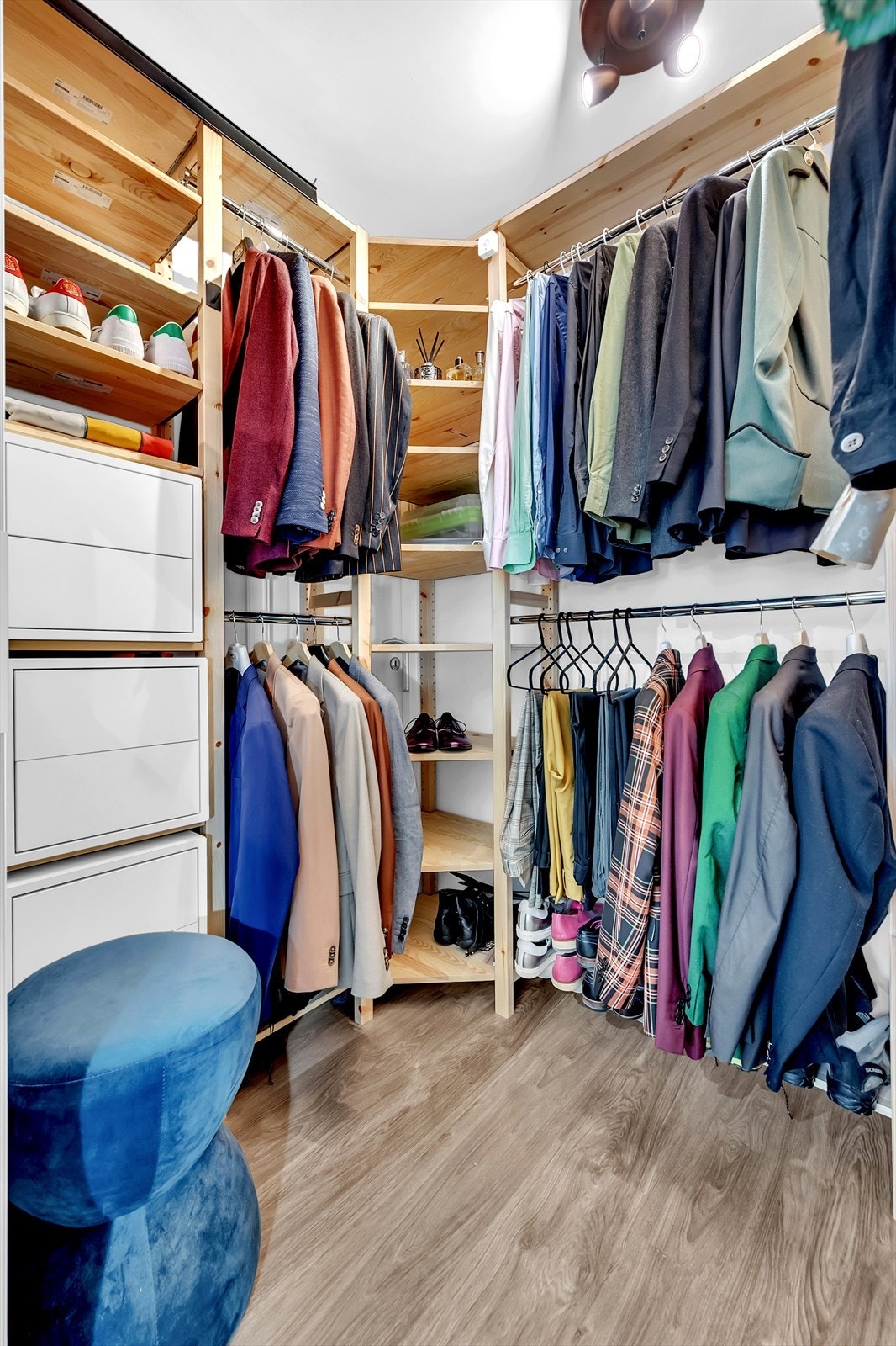 Her finner du rikelig med hyller, hengemuligheter og skuffer, perfekt for å organisere klær, sko og annet utstyr på en oversiktlig måte. Galleribilde