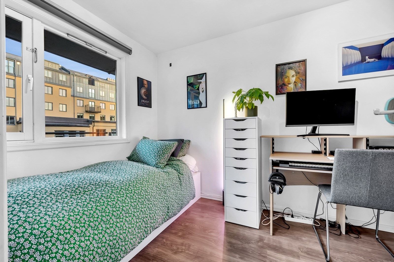 Soverom 2 er også av god størrelse med plass til seng samt øvrige møbler. Galleribilde