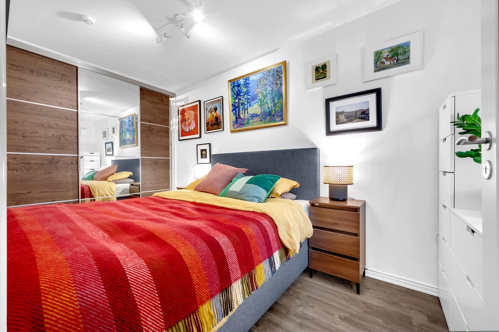 Hovedsoverommet er av god størrelse med plass til dobbeltseng, nattbord og tilhørende møbler. Galleribilde