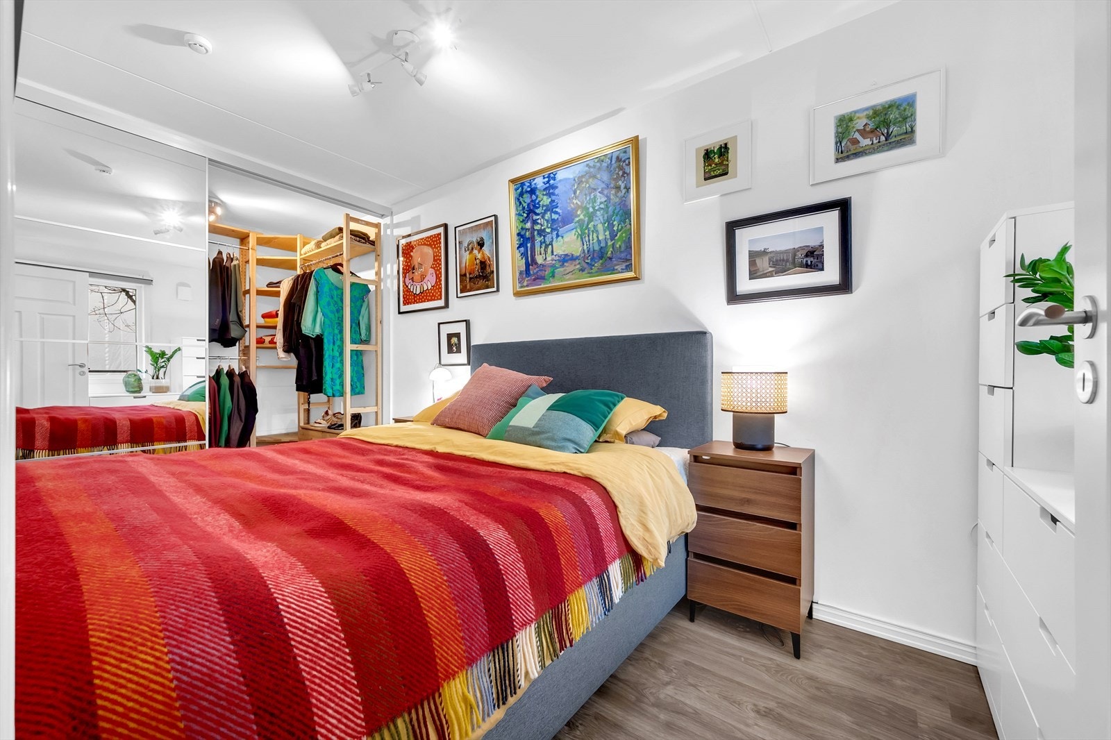 Soverommet har direkte adkomst til en romslig walk-in-garderobe, som er designet for å gi optimal oppbevaringsplass. Galleribilde