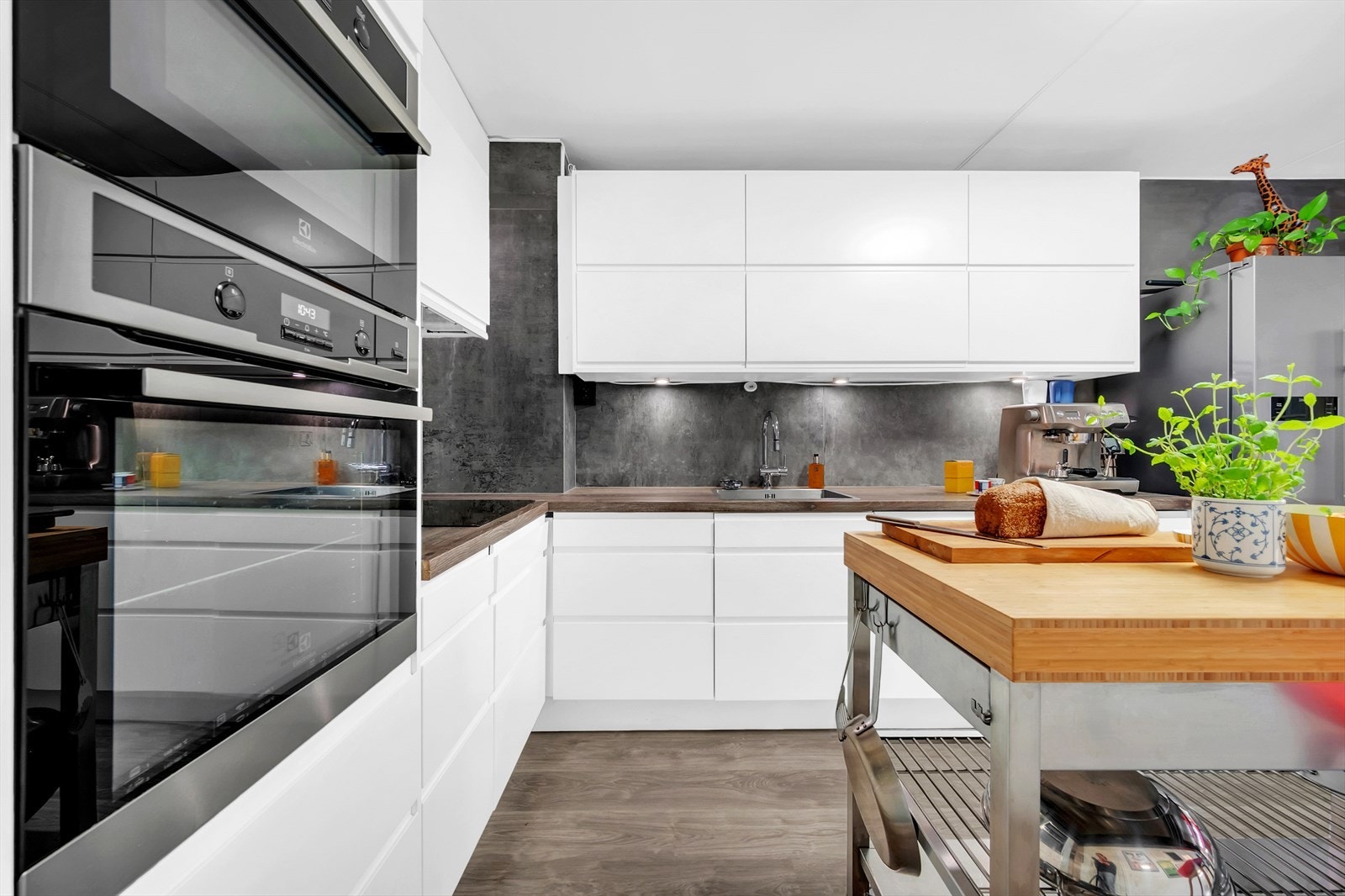 Videre er det integrert induksjonstopp, stekeovn, mikrobølgeovn og oppvaskmaskin. Galleribilde