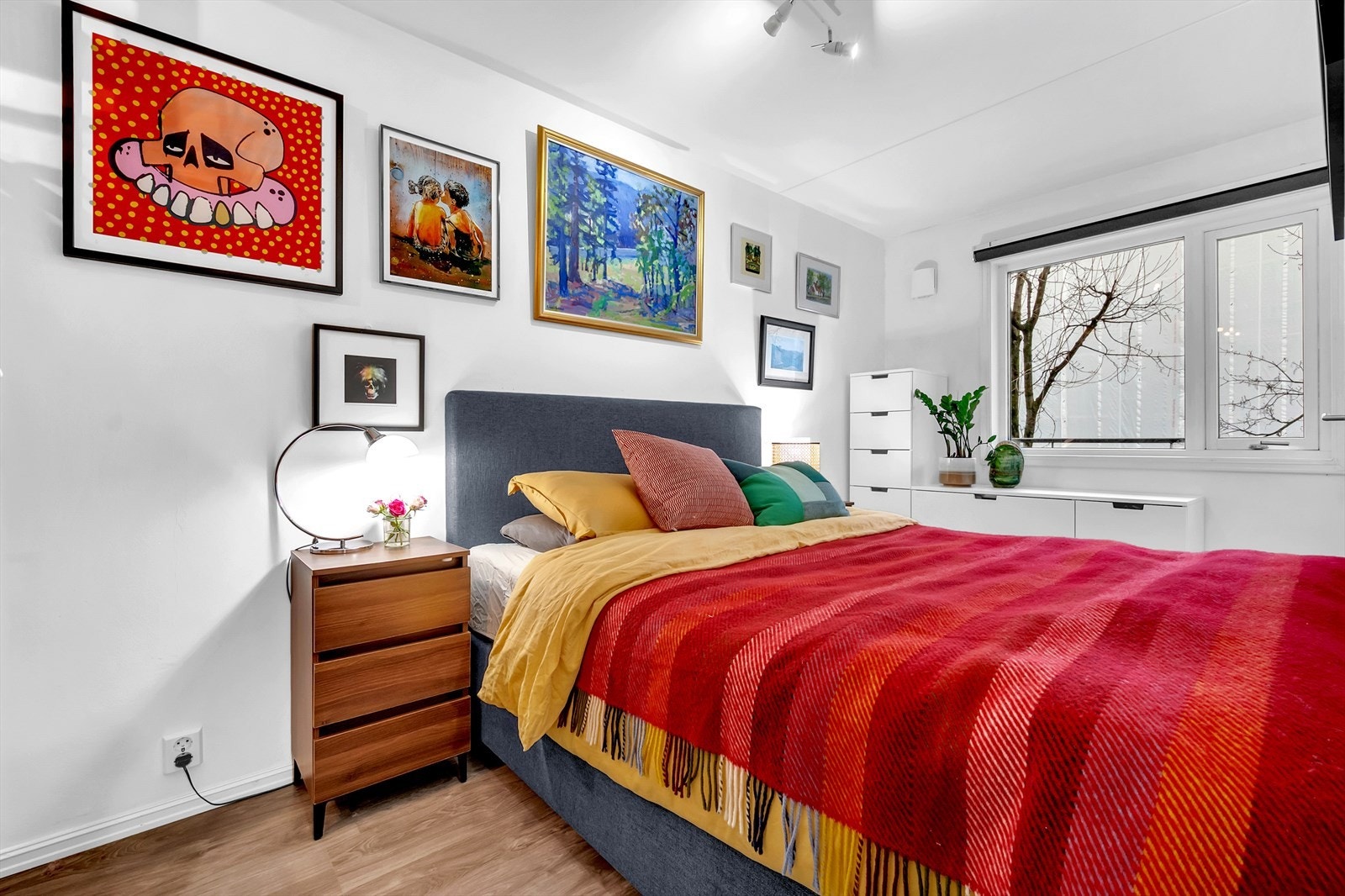 Blandingen av lyse fargevalg på veggene og store vindusflater gir rommet en behagelig følelse. Galleribilde