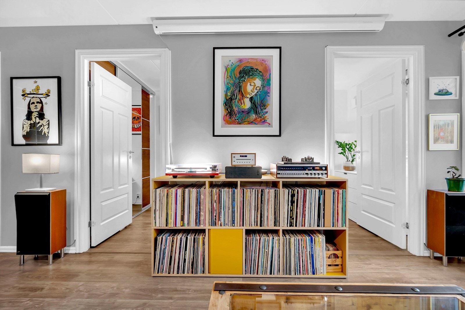 Fra stuen er det direkte adkomst til hovedsoverommet, som tilbyr en rolig og privat sone for avslapning. Galleribilde