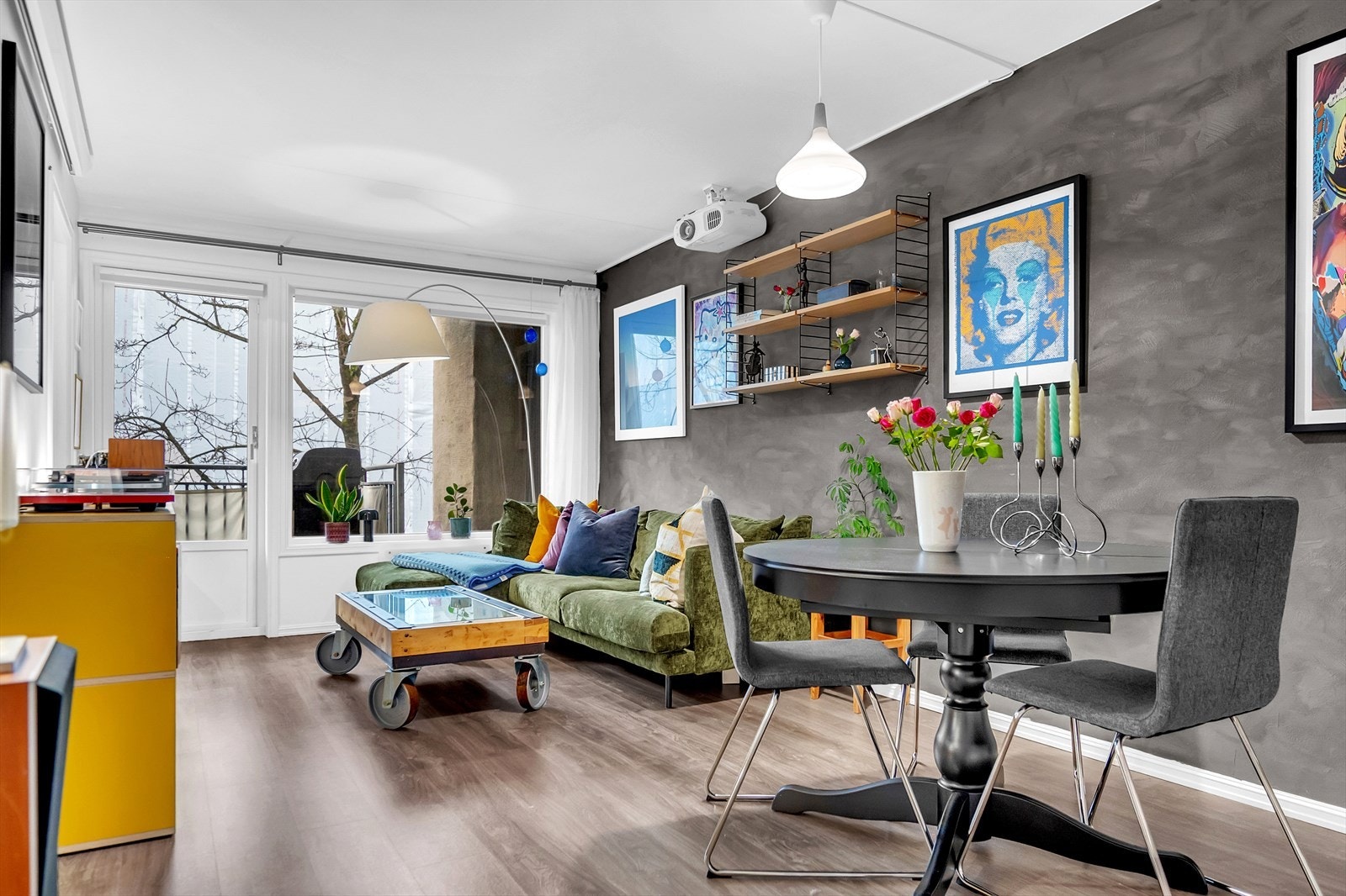 Stuen er lys og luftig med store vindusflater som sørger for rikelig med innslipp av naturlig lys. Galleribilde