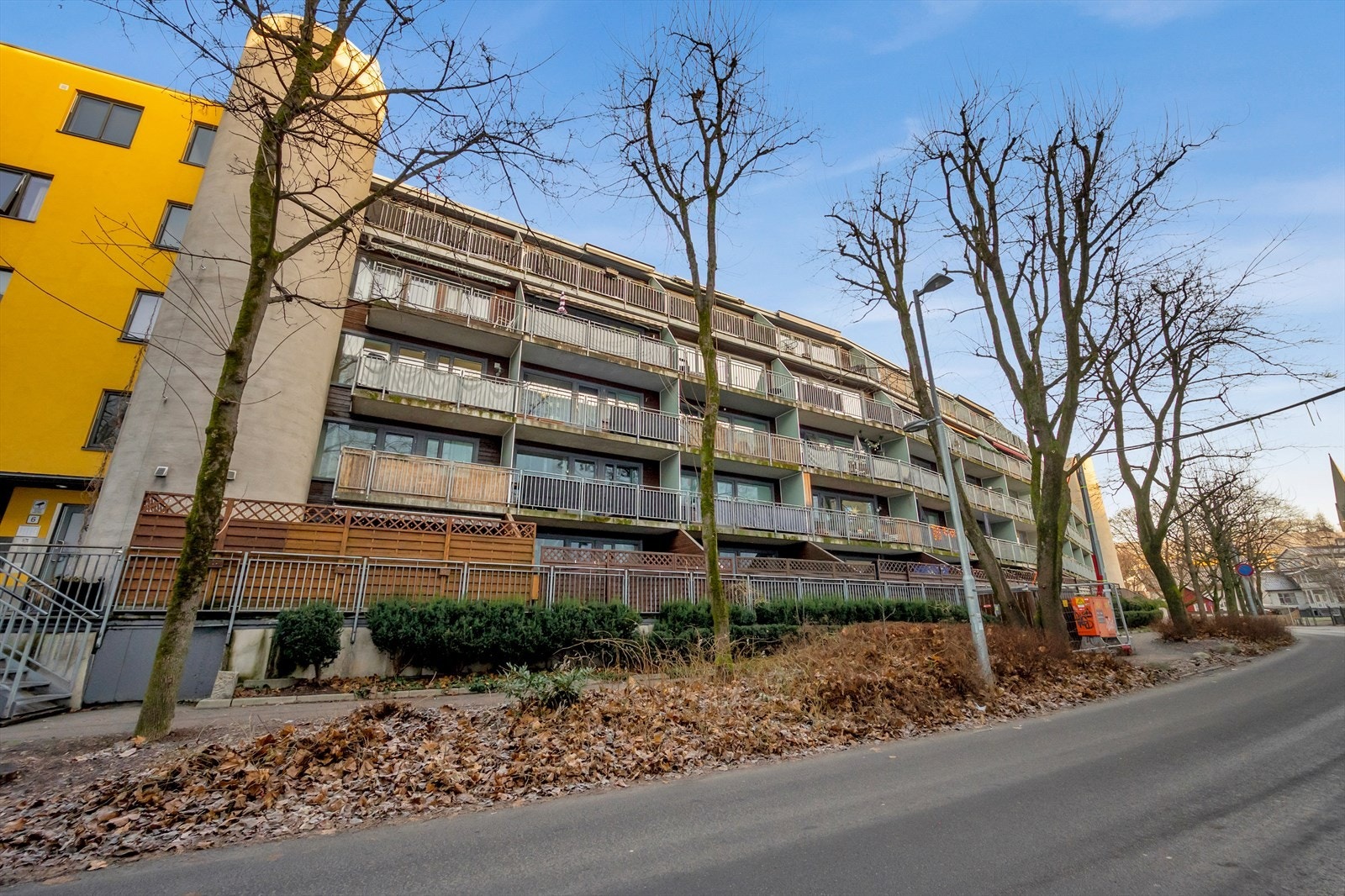 Leiligheten ligger urbant til på Vålerenga med gåavstand til det du trenger av dagligvare, kaféer, offentlig kommunikasjon og treningsmuligheter. Galleribilde