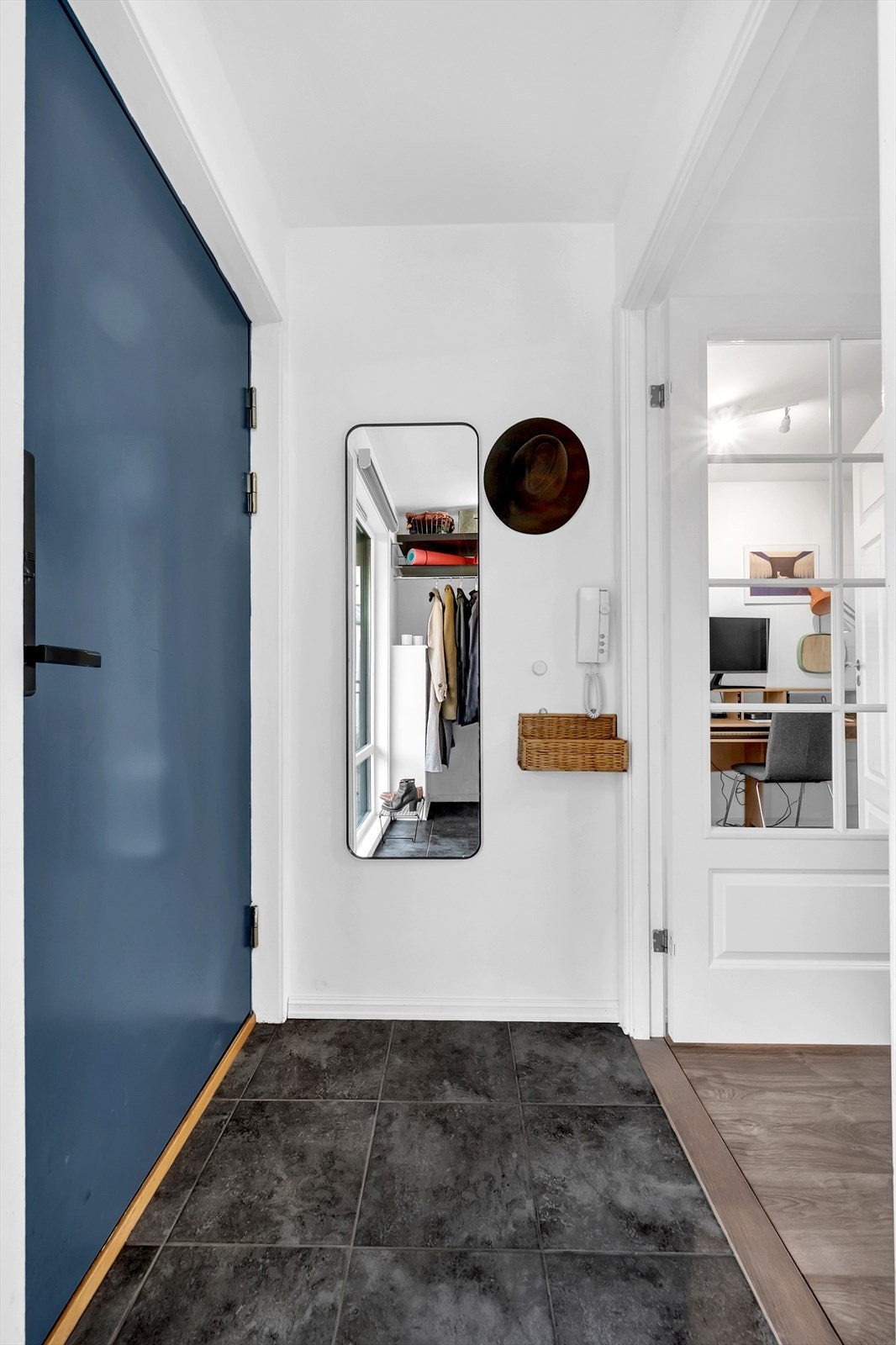 Leiligheten har en åpen entré som skaper et umiddelbart godt førsteinntrykk. Her kan du enkelt henge i fra deg yttertøy og sette i fra deg sko. Galleribilde
