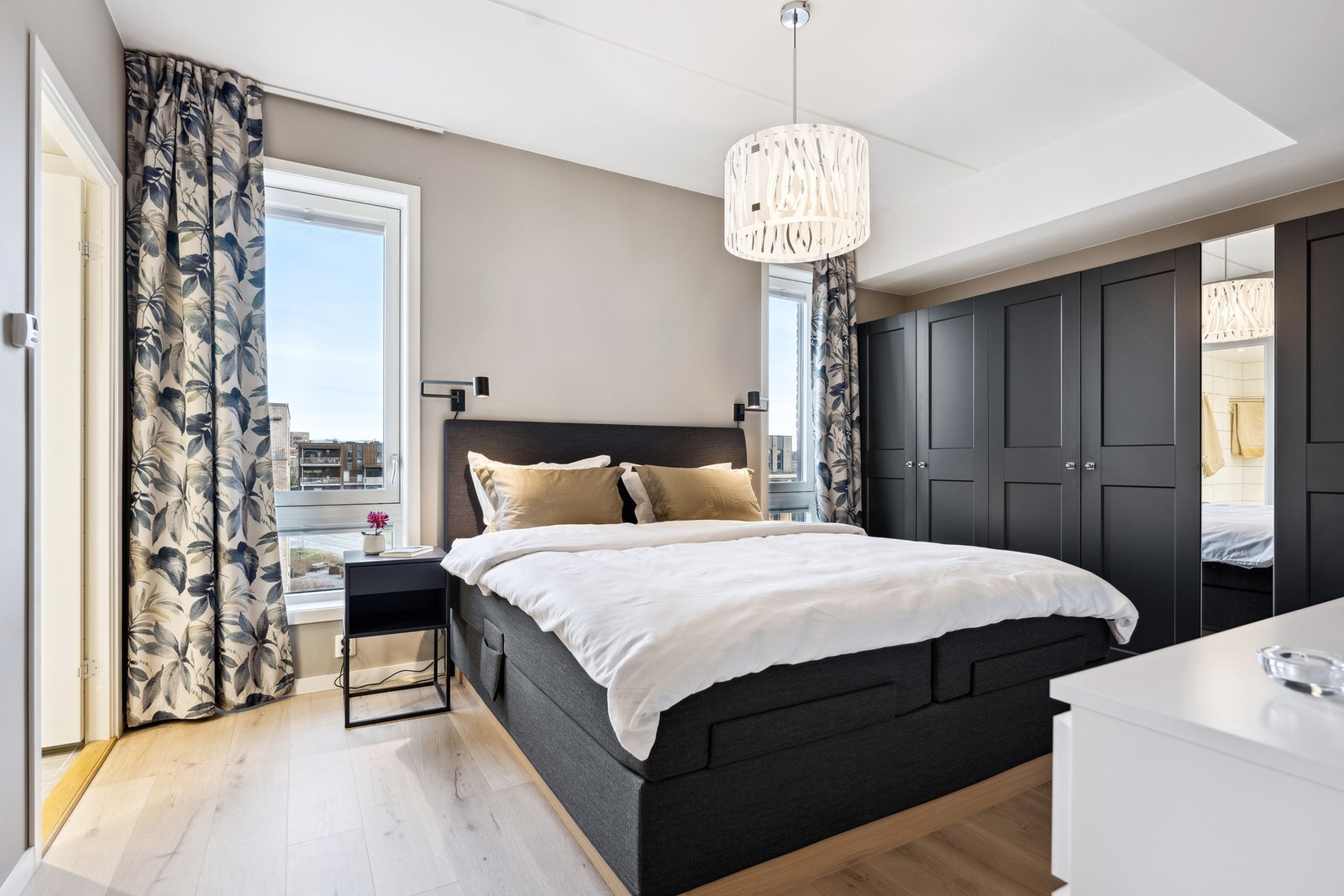 Stort en suite soverom med garderobeskap Galleribilde