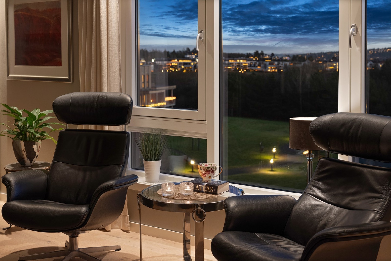 Utsyn mot øst - her titter også morgensolen inn Galleribilde