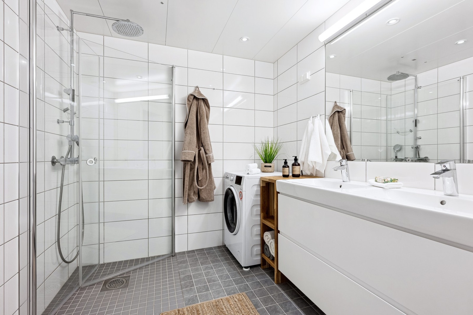 Stort hovedbad med opplegg for vaskemaskin. Gjennomgående TG1 Galleribilde