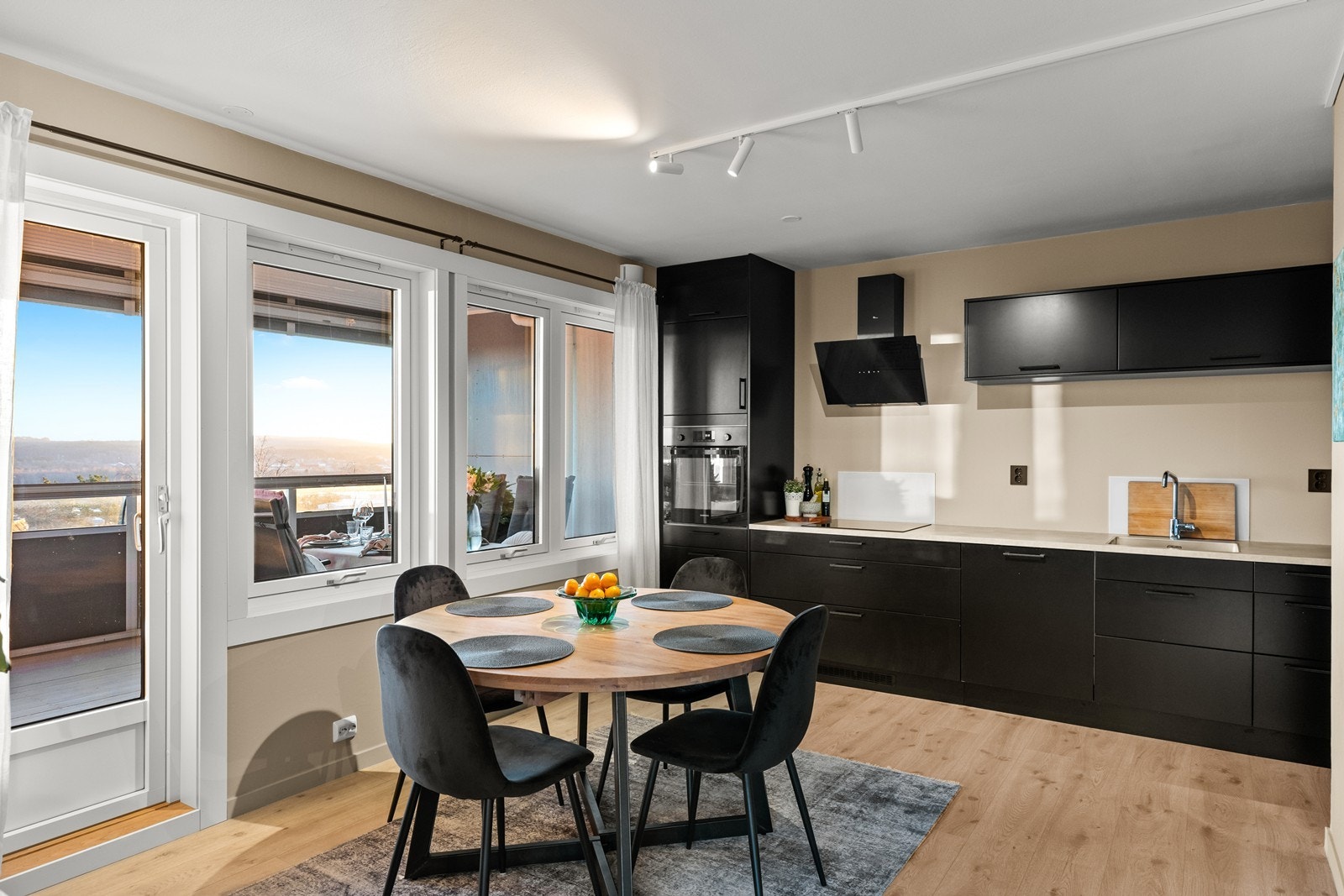 Kjøkken oppgradert i 2021 for et friskt og moderne preg Galleribilde