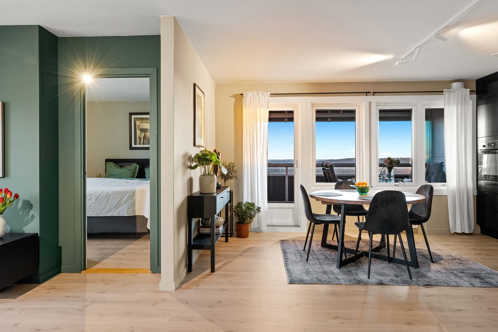 Åpen løsning mellom stue og kjøkken skaper et lyst og luftig rom Galleribilde