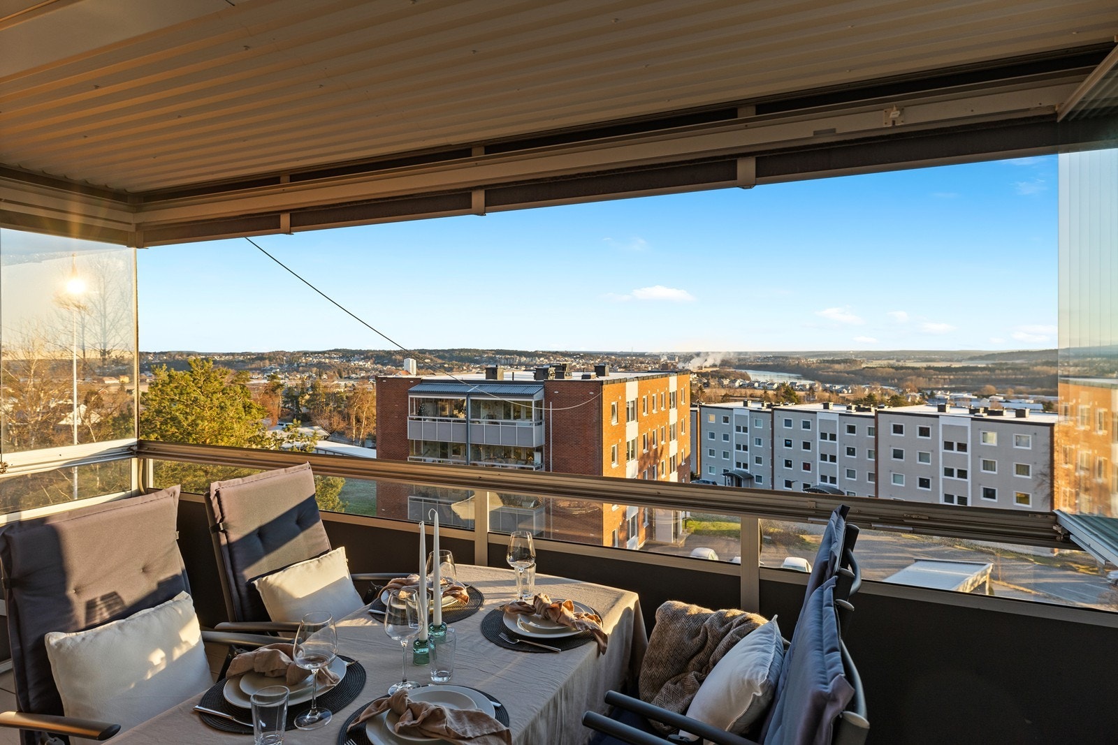 Stor innglasset balkong på 14 kvm med langstrakt utsikt Galleribilde