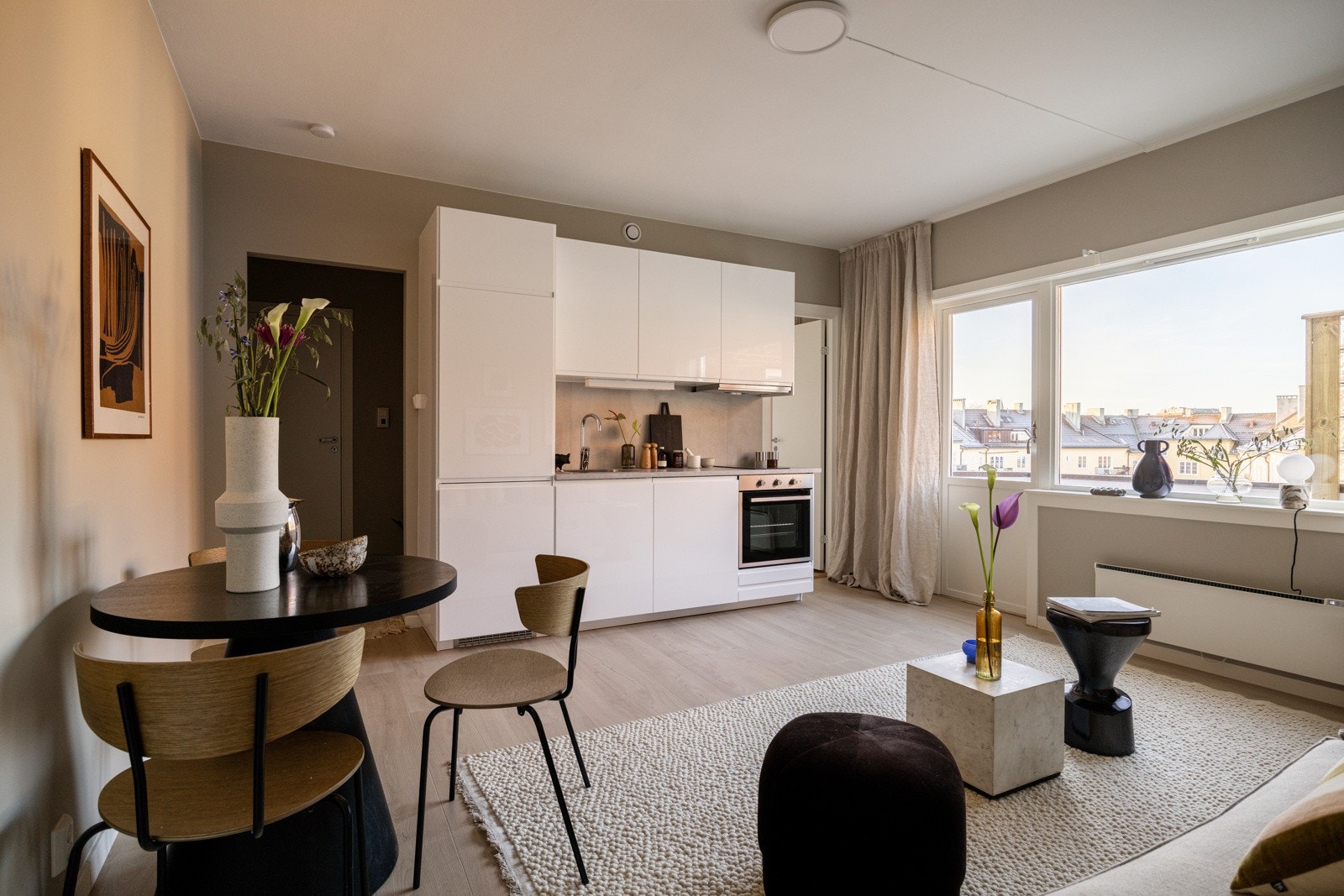 Beliggenheten i byggets toppetasje med store vindusflater sørger for rikelig med naturlig lys, samtidig som det er minimalt med innsyn. Galleribilde