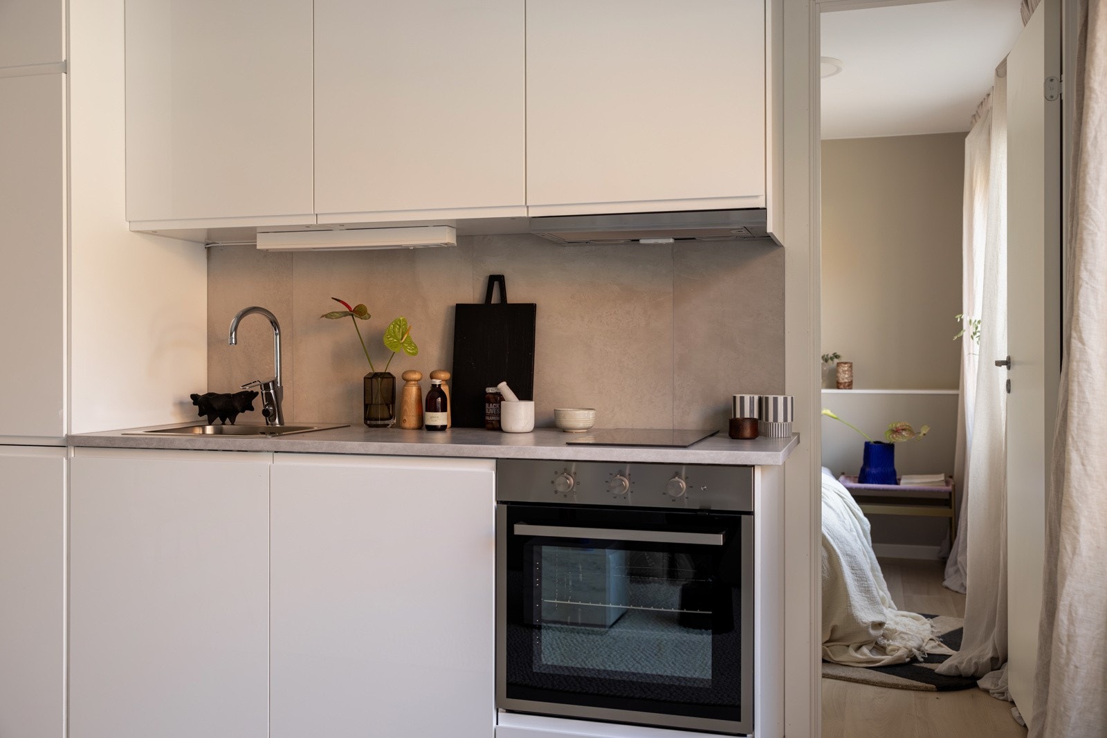 Kjøkkenet er fullt utstyrt med medfølgende integrerte hvitevarer som nedfelt platetopp, stekeovn, oppvaskmaskin og kjøleskap med frysedel. Alle hvitevarer medfølger i handelen. Det er også montert komfyrvakt ved platetoppen og lekkasjestopper i benkeskap. Galleribilde