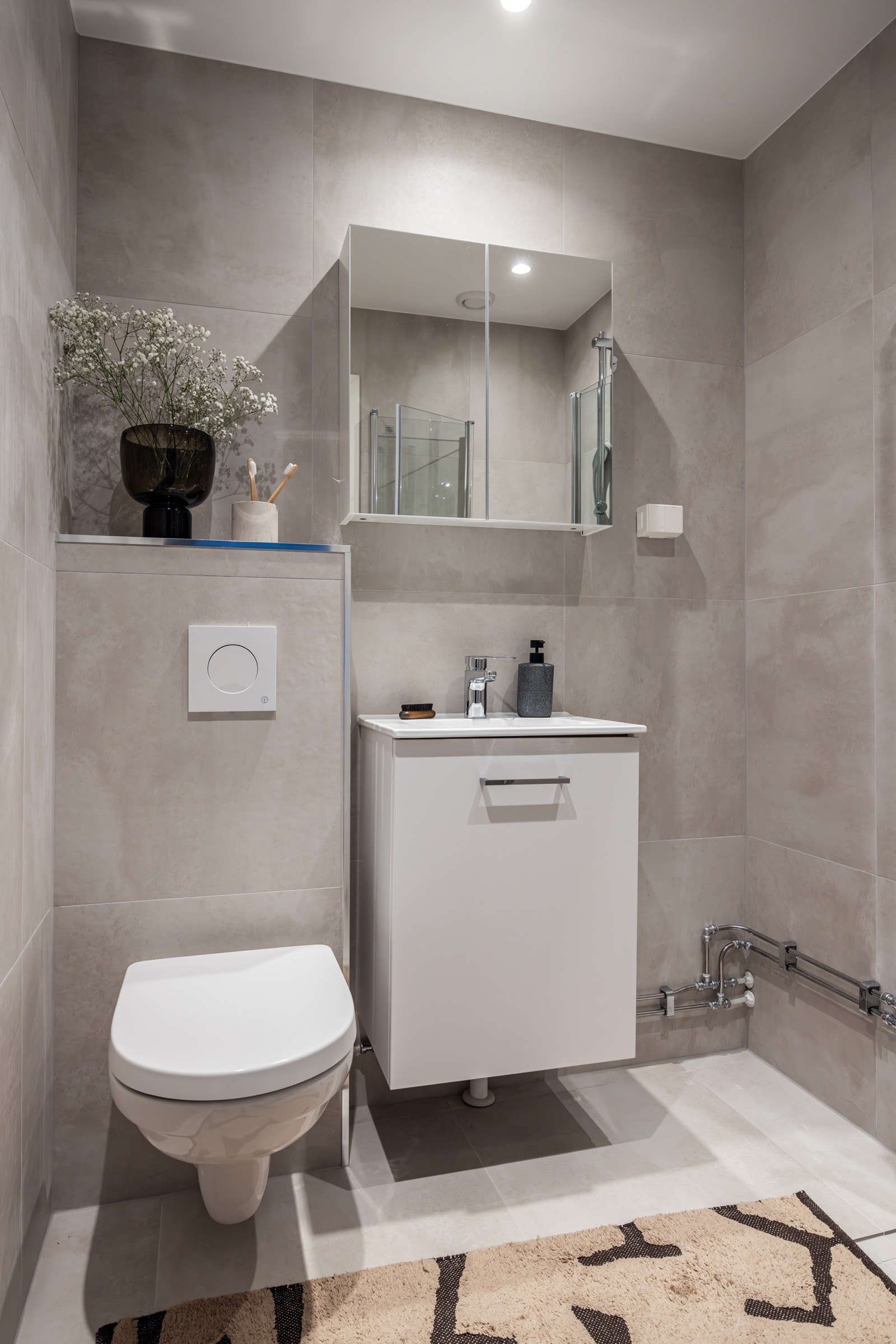 Leiligheten har et moderne baderom fra 2024 som er helt nytt og ubrukt! Baderommet har flotte fliser på gulv og vegger, elektriske varmekabler i gulv og downlights i himlingen. Galleribilde