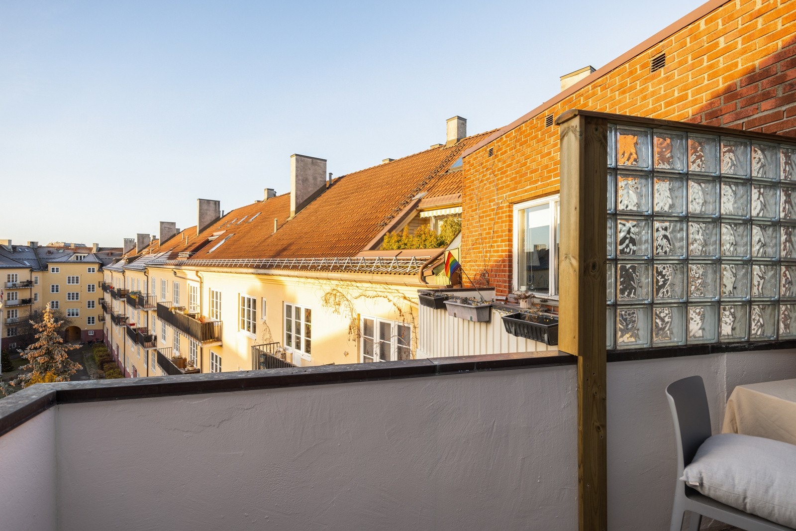 Beliggenheten i byggets toppetasje og mot vest sørger for gode solforhold til sent på kveld. Galleribilde