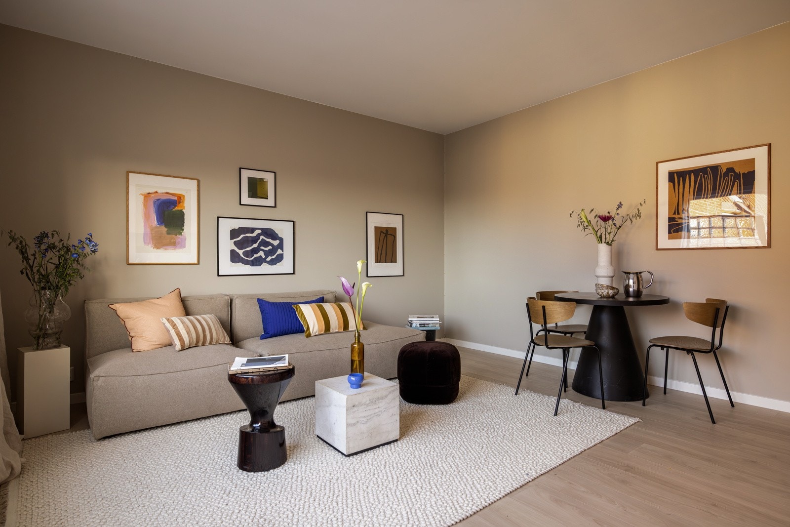 Stuen er det naturlige oppholdsrommet i leiligheten, og er et lyst og fint rom. Galleribilde