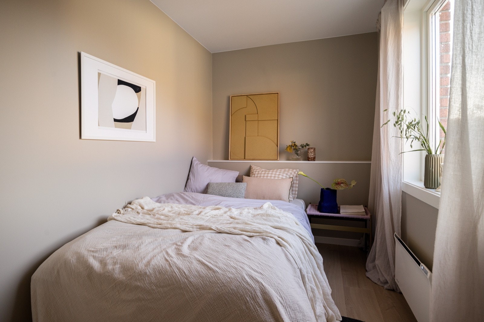 Soverommet har samme gode standard fra 2024 som resten av leiligheten med pent enstavs gulv, glatte malte overflater og skjult elektrisk anlegg. Galleribilde