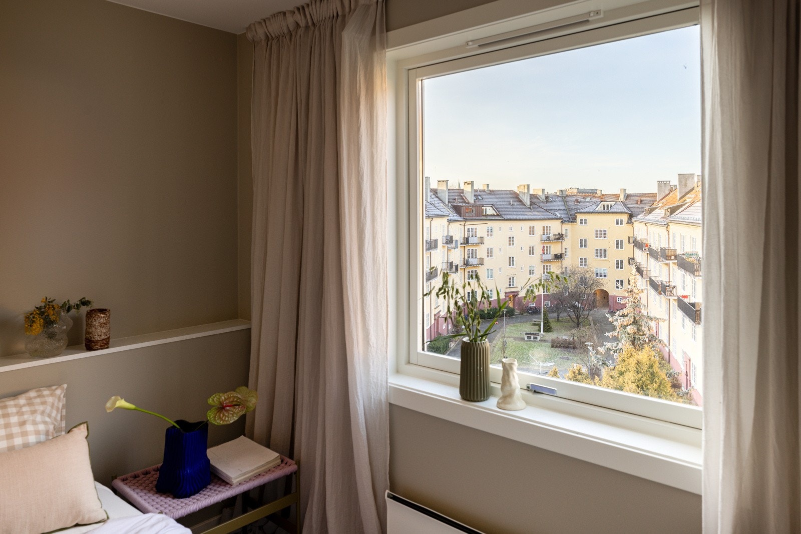 Alle vinduene i leiligheten har fine brede vinduskarmer som er perfekte for planter og dekor. Galleribilde