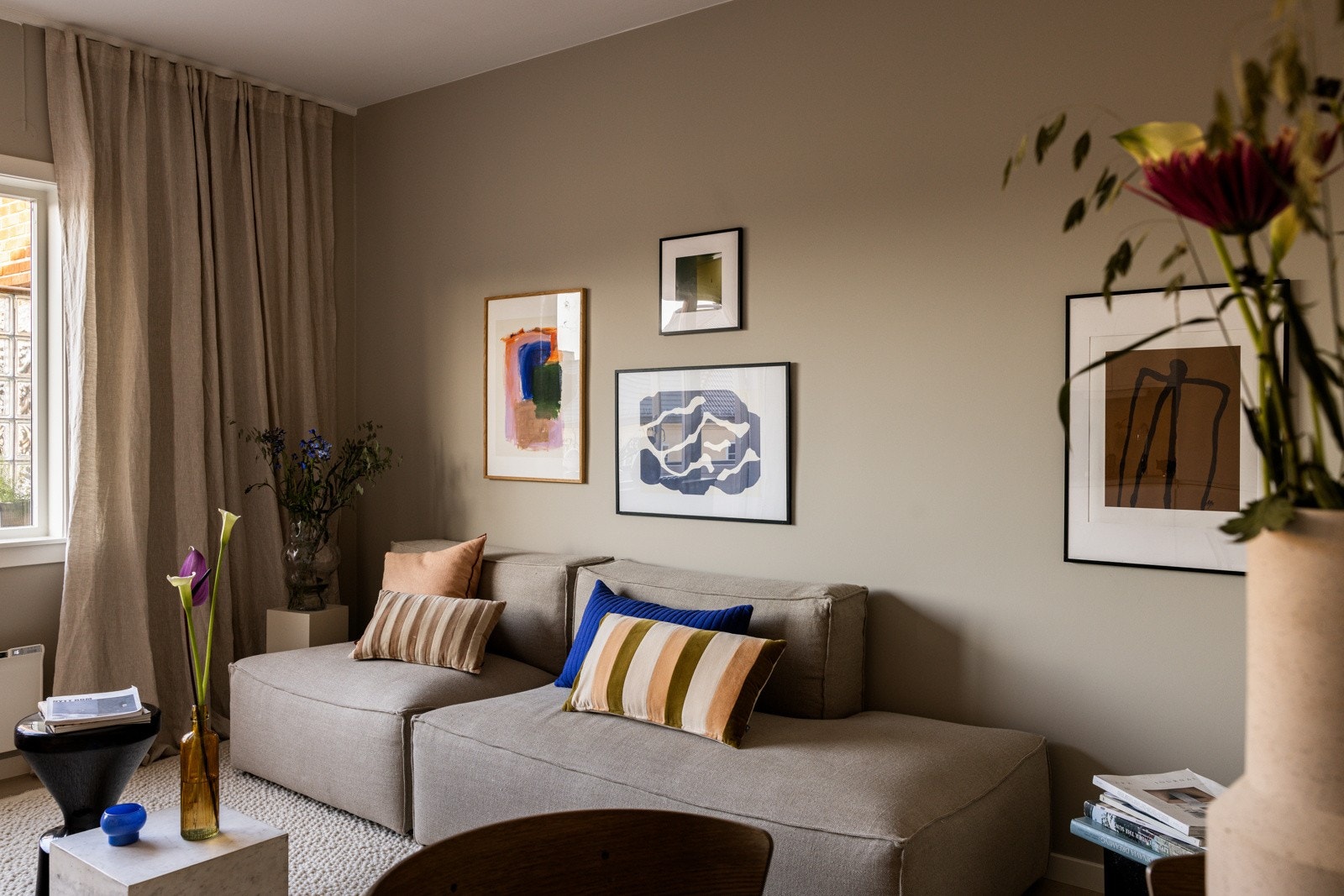 Leiligheten har en god intern beliggenhet i byggets toppetasje (5. etasje med heis), og har en god planløsning som utnytter plassen optimalt. Galleribilde