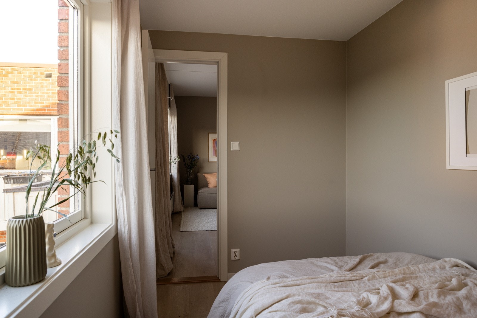 Soverommet har en bredde på ca. 2 meter som gir naturlig plass til dobbeltseng med tilhørende nattbord. På veggen mot kjøkkenet er det også plass til garderobeskap eller kommode om ønskelig. Galleribilde