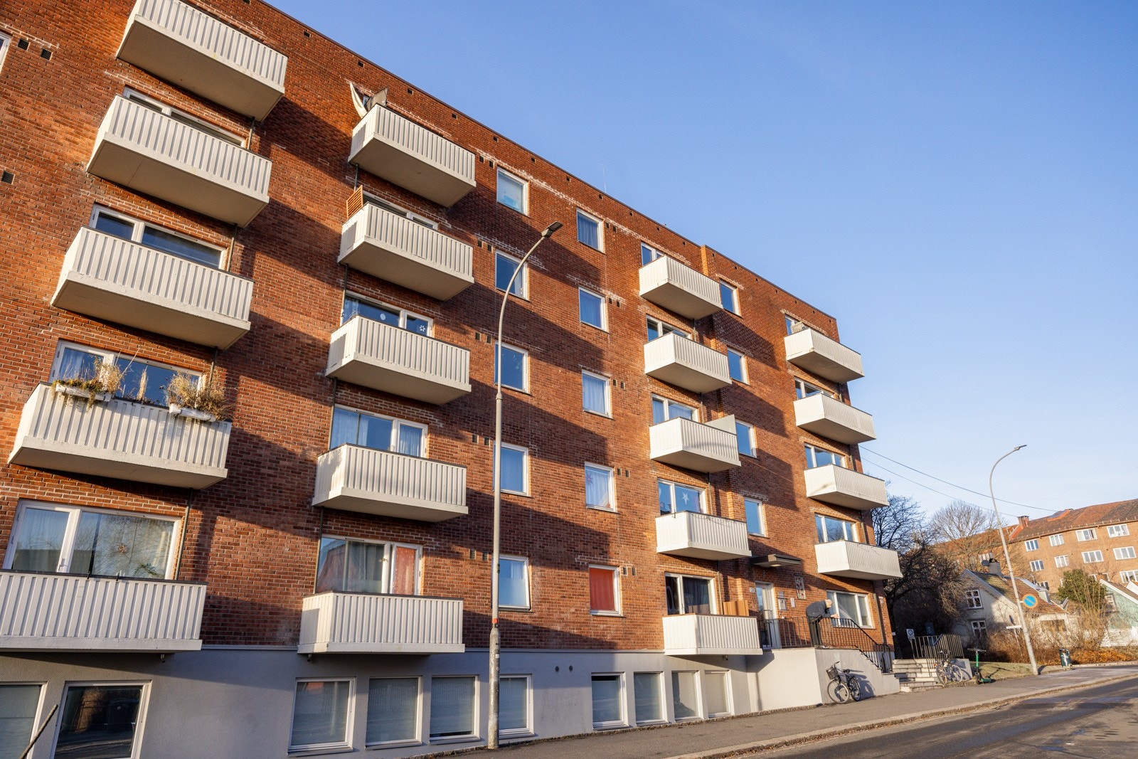 Både bredbånd fra Telia (100mb linje) og varmtvann er inkludert i de lave felleskostnadene på kr. 1 893,- per måned. Galleribilde