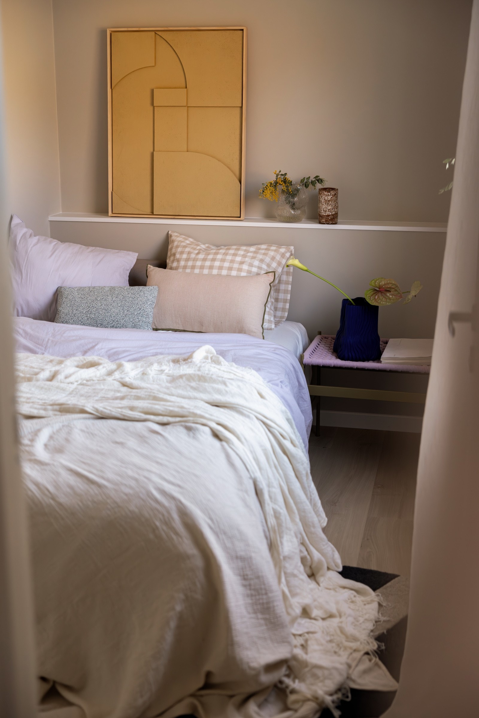 Leiligheten har et lyst og koselig soverom som vender ut mot rolig bakgård uten biltrafikk. Galleribilde