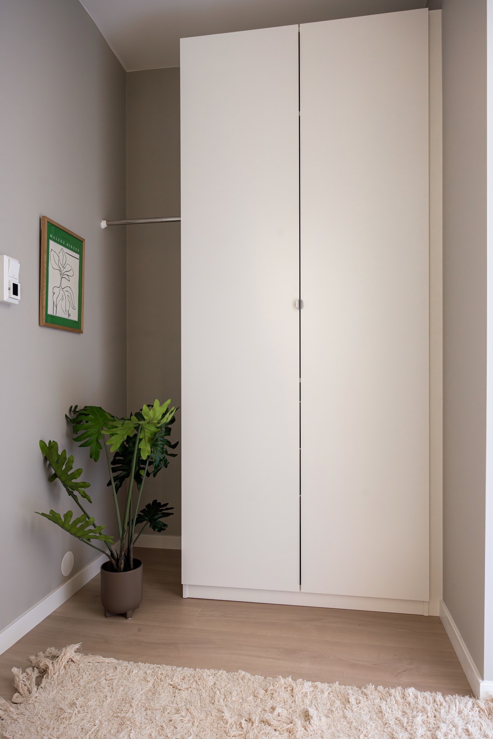 Entréen har enstavs laminat på gulv, glatte malte overflater og skjult elektrisk anlegg. Det er god plass til sko og yttertøy i medfølgende garderobeskap. Galleribilde