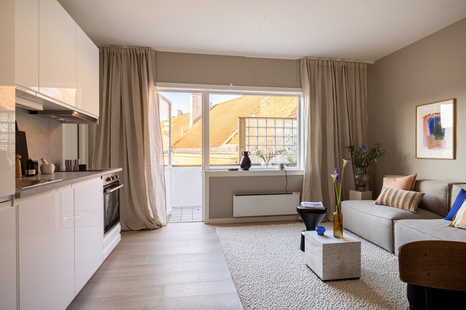 Hele leiligheten er moderne oppusset i 2024 - her kan du flytte inn i nyoppusset leilighet! Galleribilde