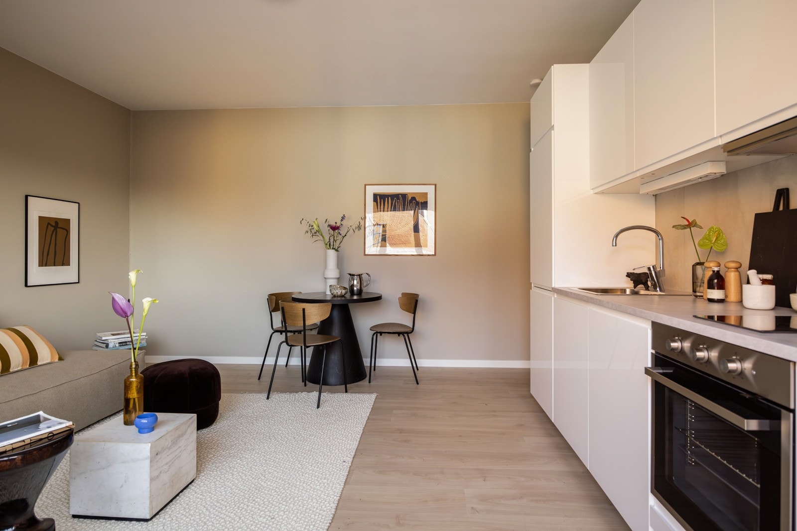 I stuen har du plass til både sofa med salongbord og et spisebord. Galleribilde