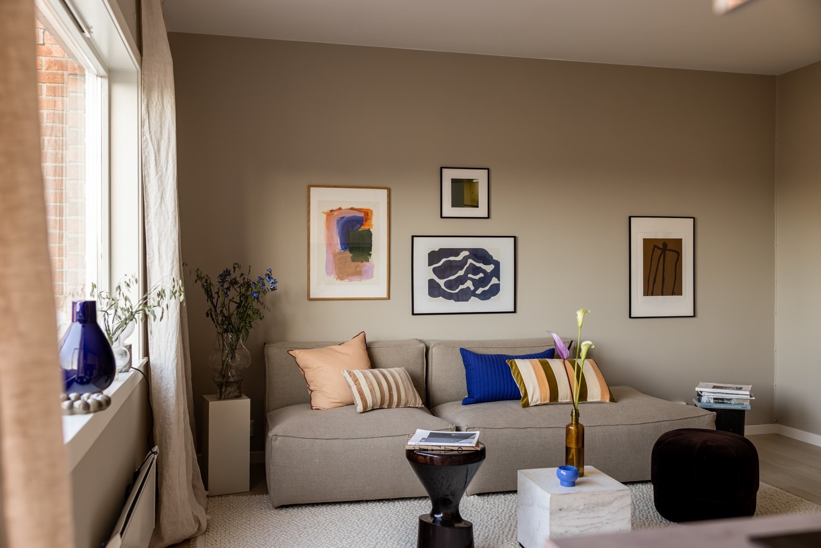 Lysinnslippet sammen med god takhøyde gir en luftig romfølelse. Galleribilde