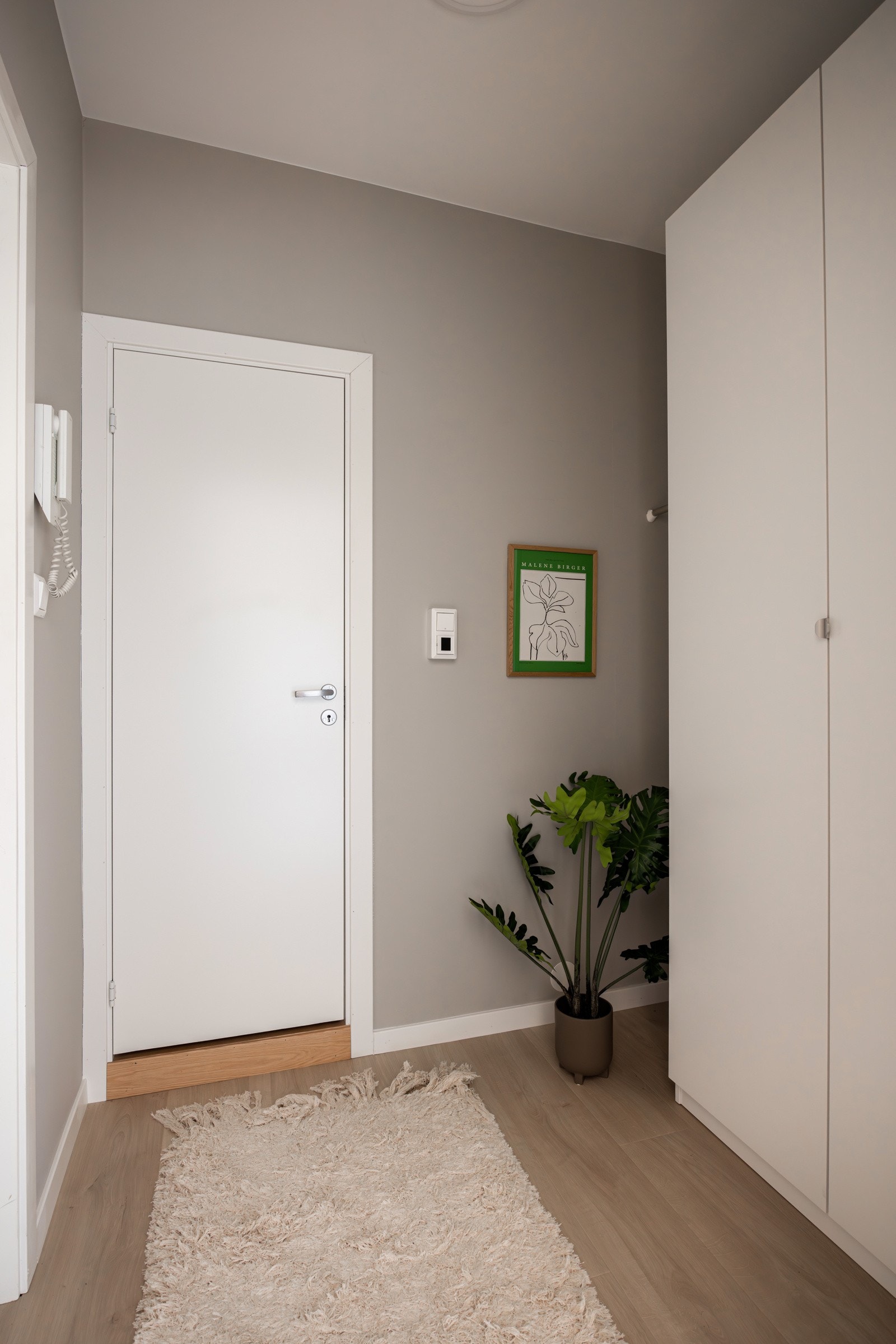 Montert porttelefon på vegg ved inngangsdøren. Galleribilde