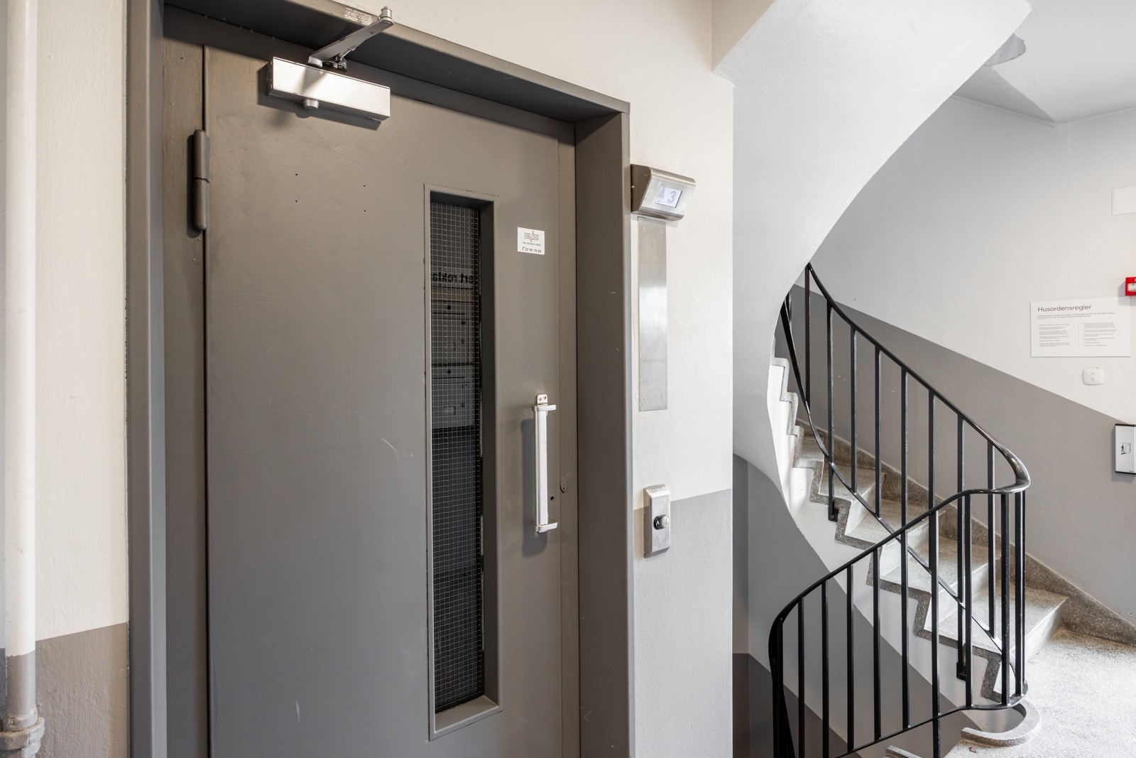 Du tar deg opp til leiligheten i byggets toppetasje (5. etasje) via felles trapperom med heis. Galleribilde
