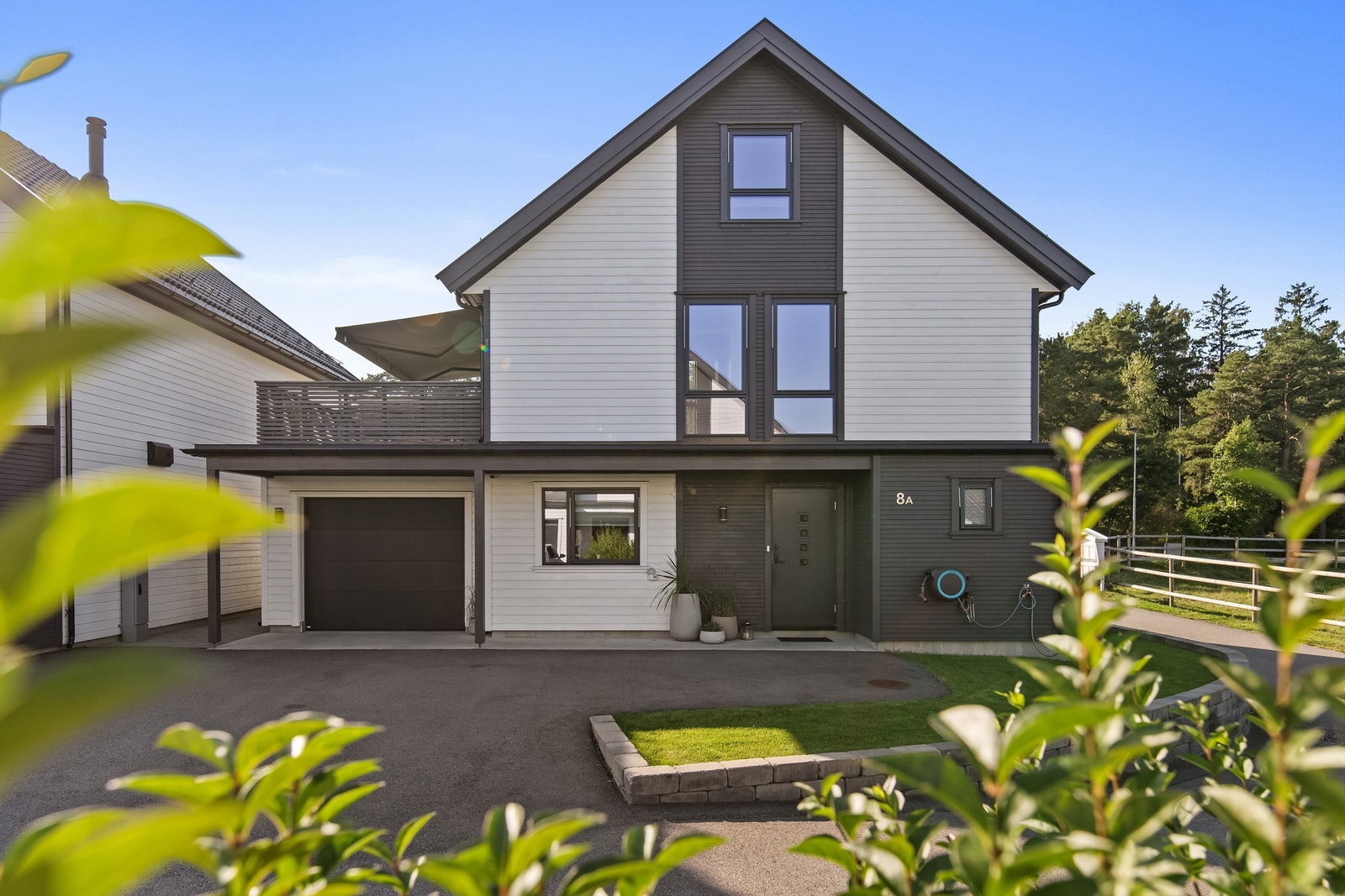 Felleskostnadene inkluderer kom.avg, forsikring, snømåking, tilgang bredbånd, renter fellesgjeld m.m. Galleribilde