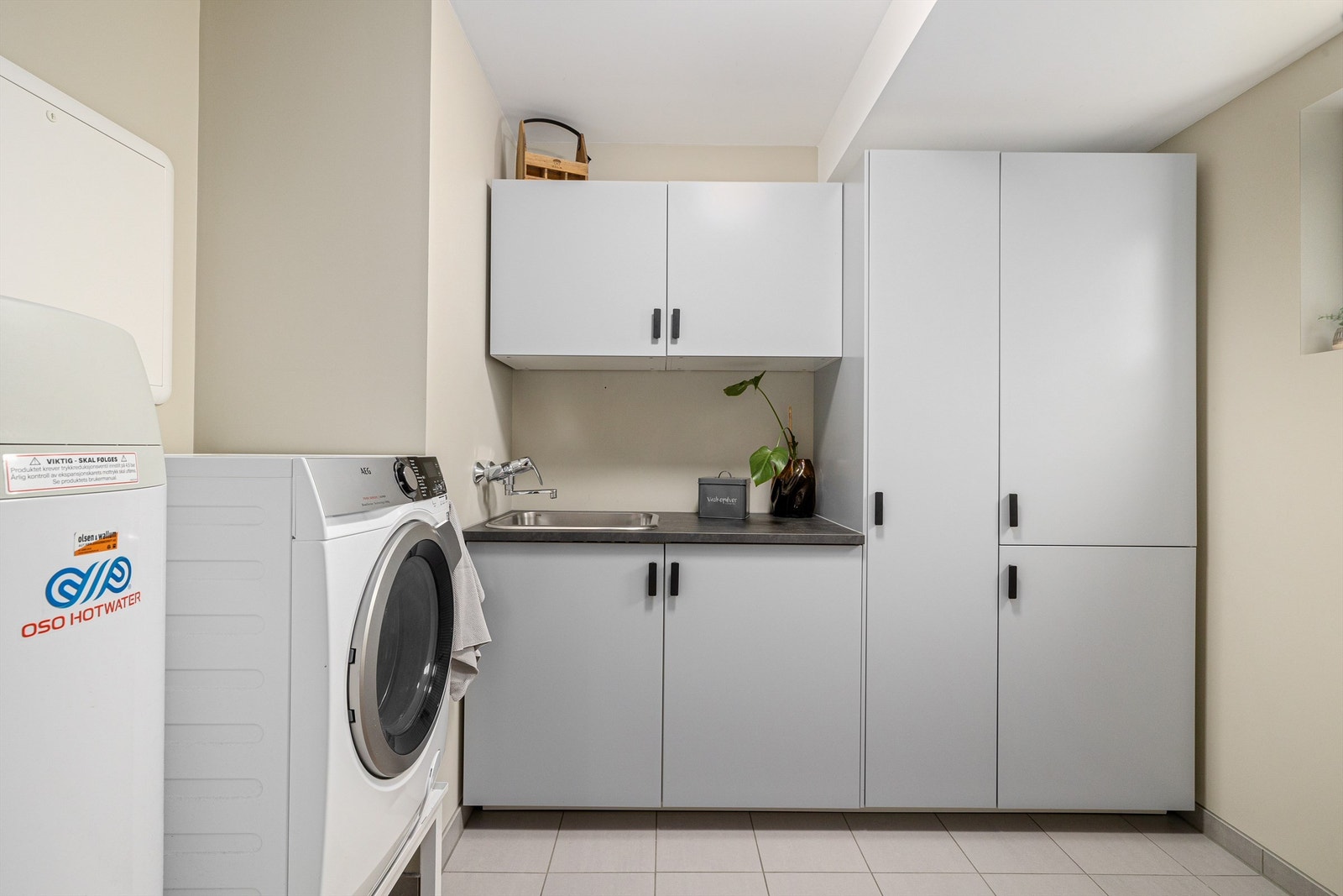 I tillegg til 2 bad har boligen et separat vaskerom der det er rikelig med skapplass. Galleribilde