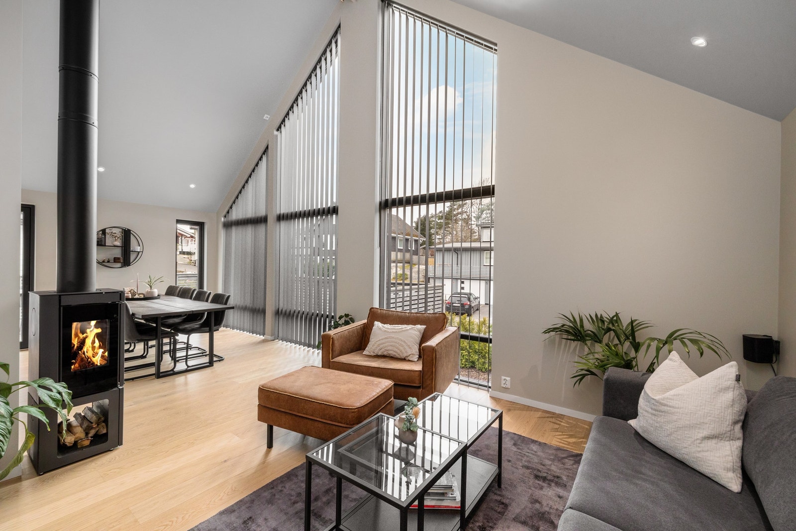 Atmosfæren i hovedstuen blir særdeles behagelig grunnet den gode takhøyden (åpen takløsning), kombinert med en stor vindusflate som sørger for godt med lysinnslipp. Galleribilde