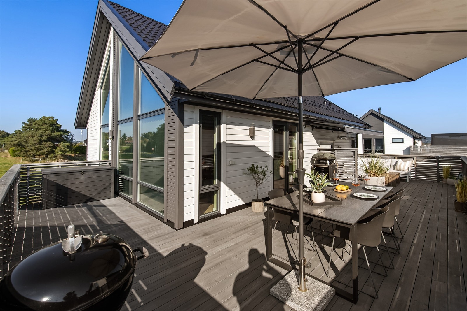 Særdeles solrik terrasse med stor markise Galleribilde