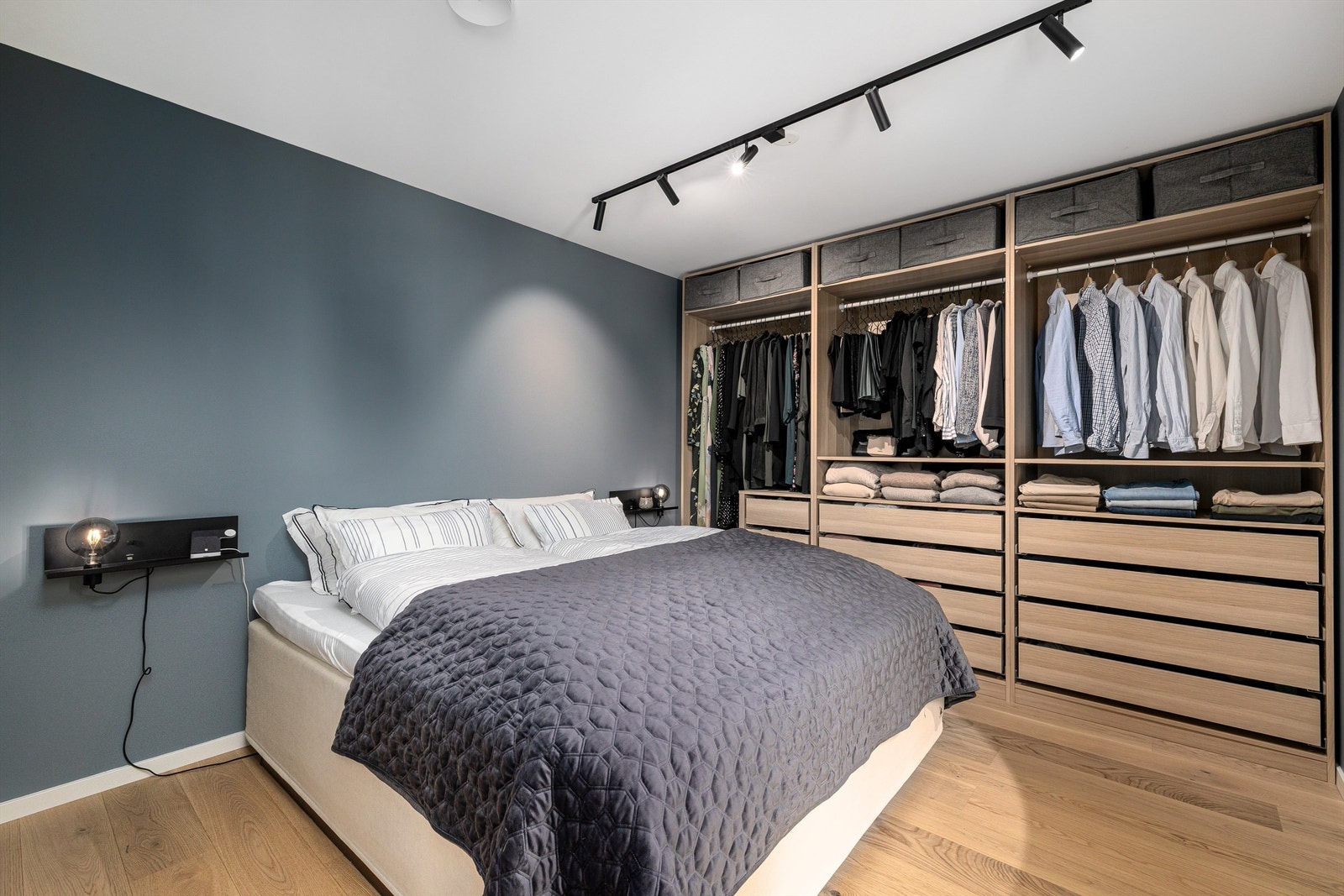 Her kan de voksne i huset benytte seg av et romslig hovedsoverom i 2.etg. med adkomst til separat bad/wc Galleribilde