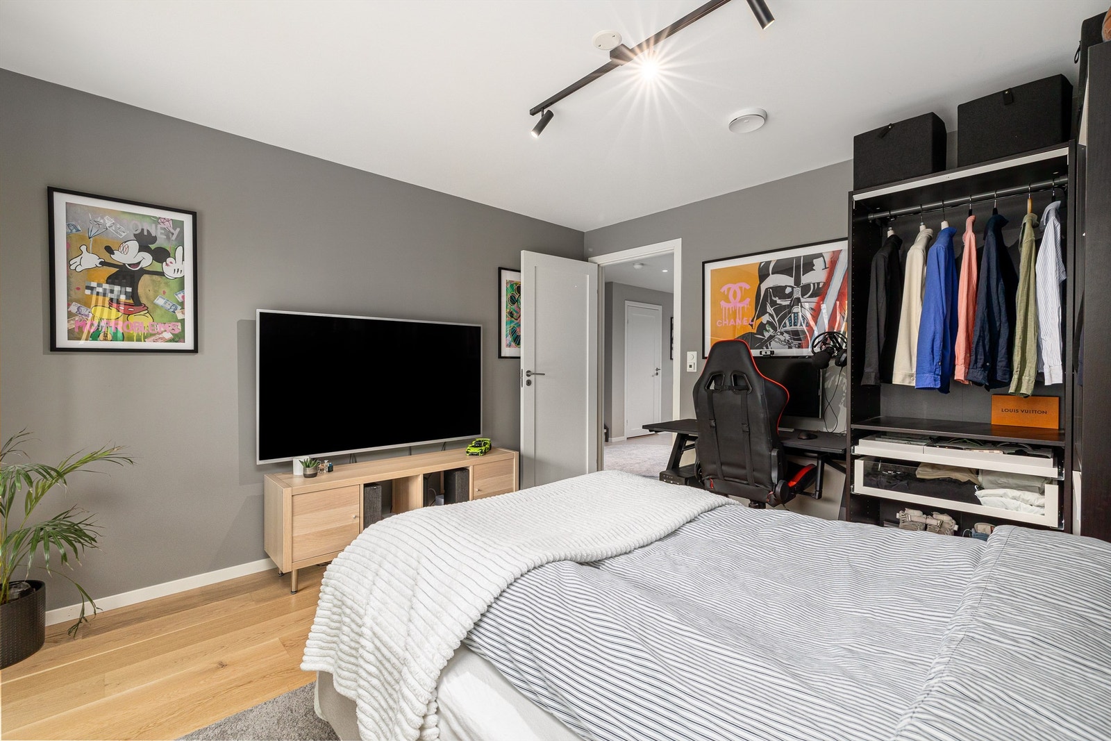 Romslig soverom i 1.etasje som også kan brukes som stue Galleribilde