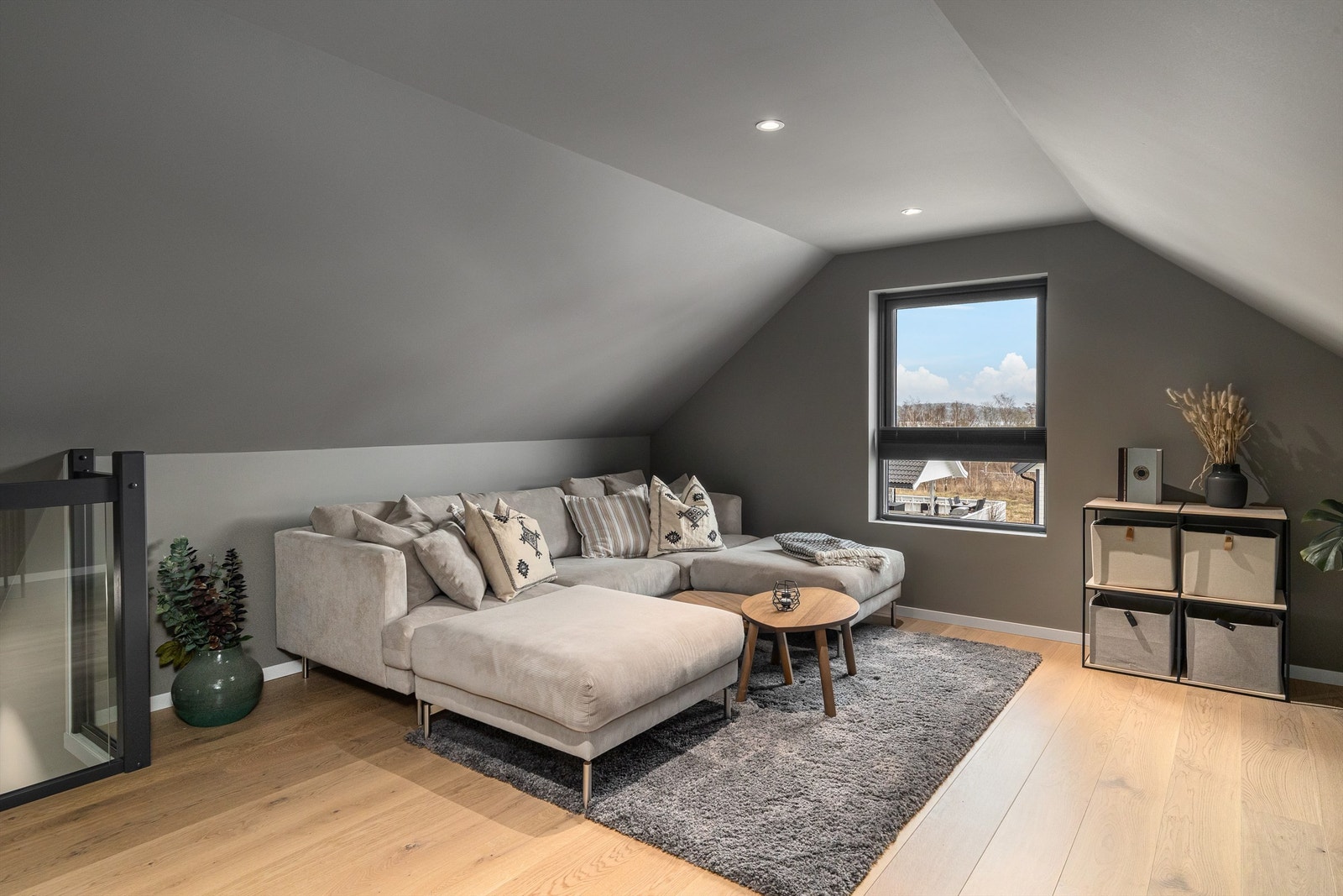 Tv-stue i toppetasje Galleribilde