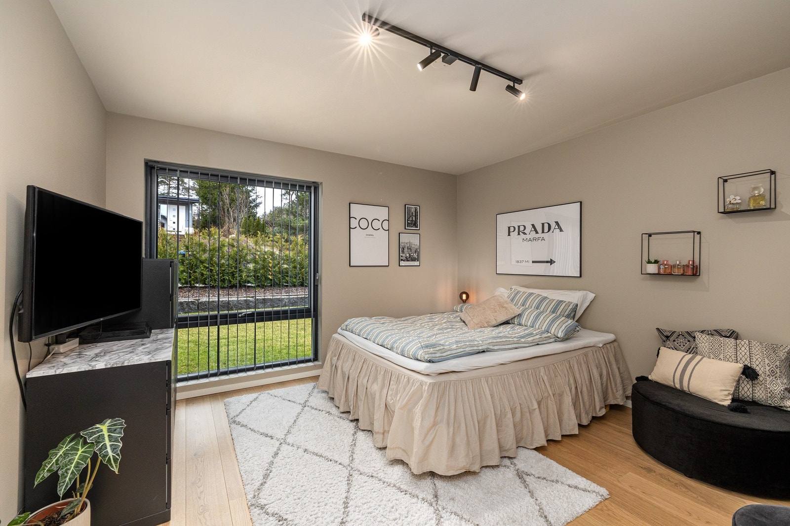 Romslig soverom i 1.etasje Galleribilde