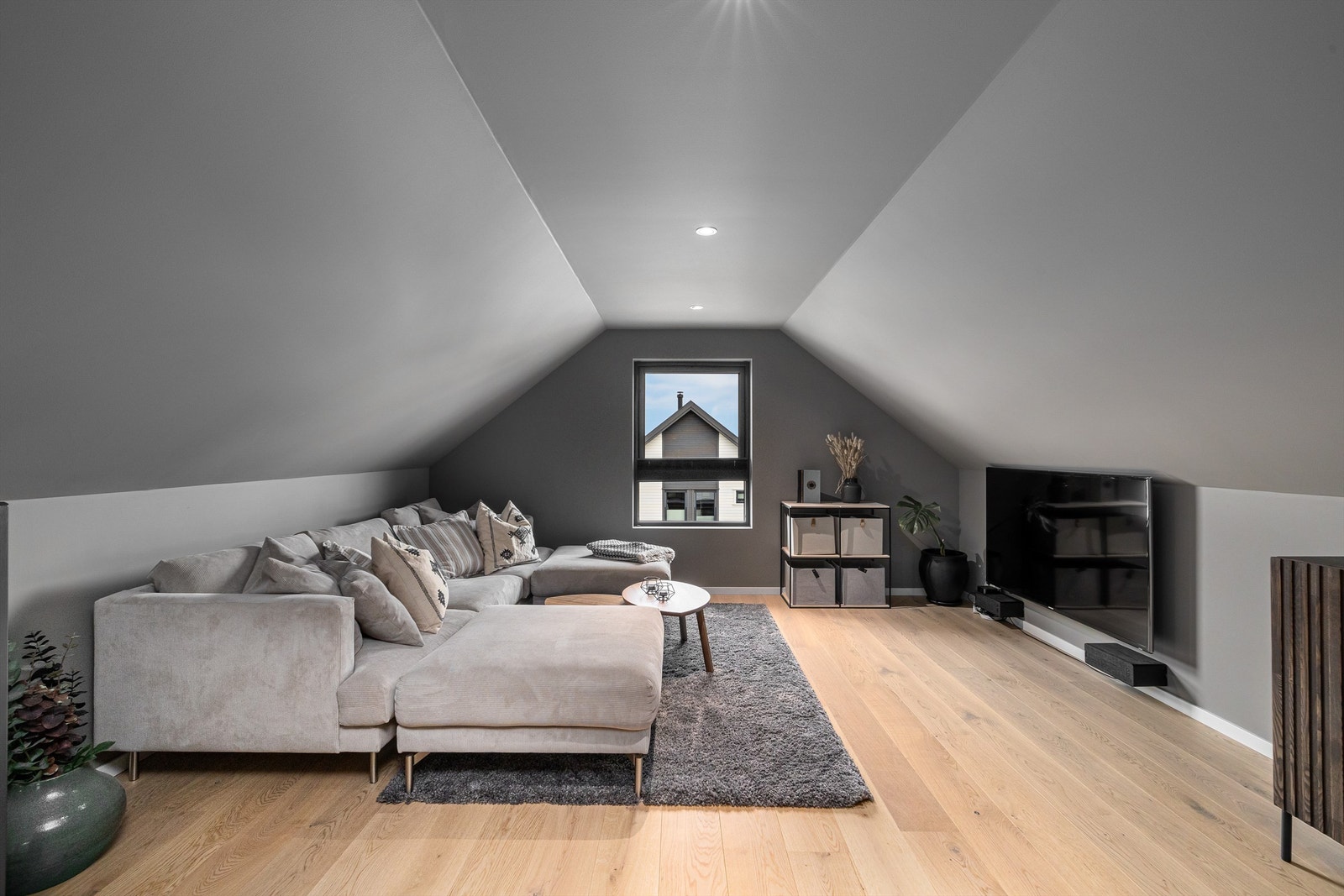 Derom en ønsker å ha litt privatliv i hverdagen har boligen en fint skjermet tv-stue i toppetasjen Galleribilde