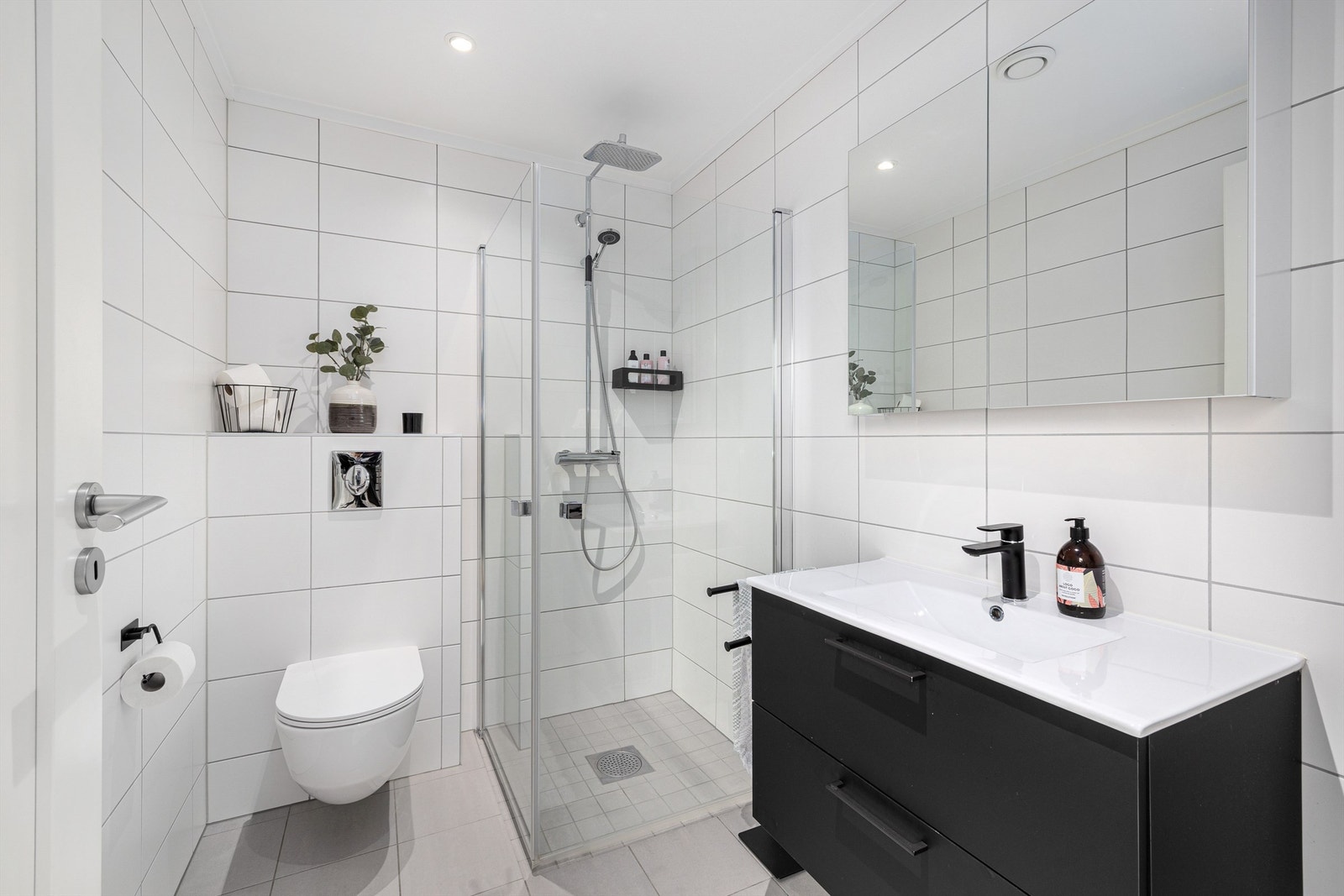 Bad/wc i 2.etasje som er tilknyttet hovedsoverom Galleribilde