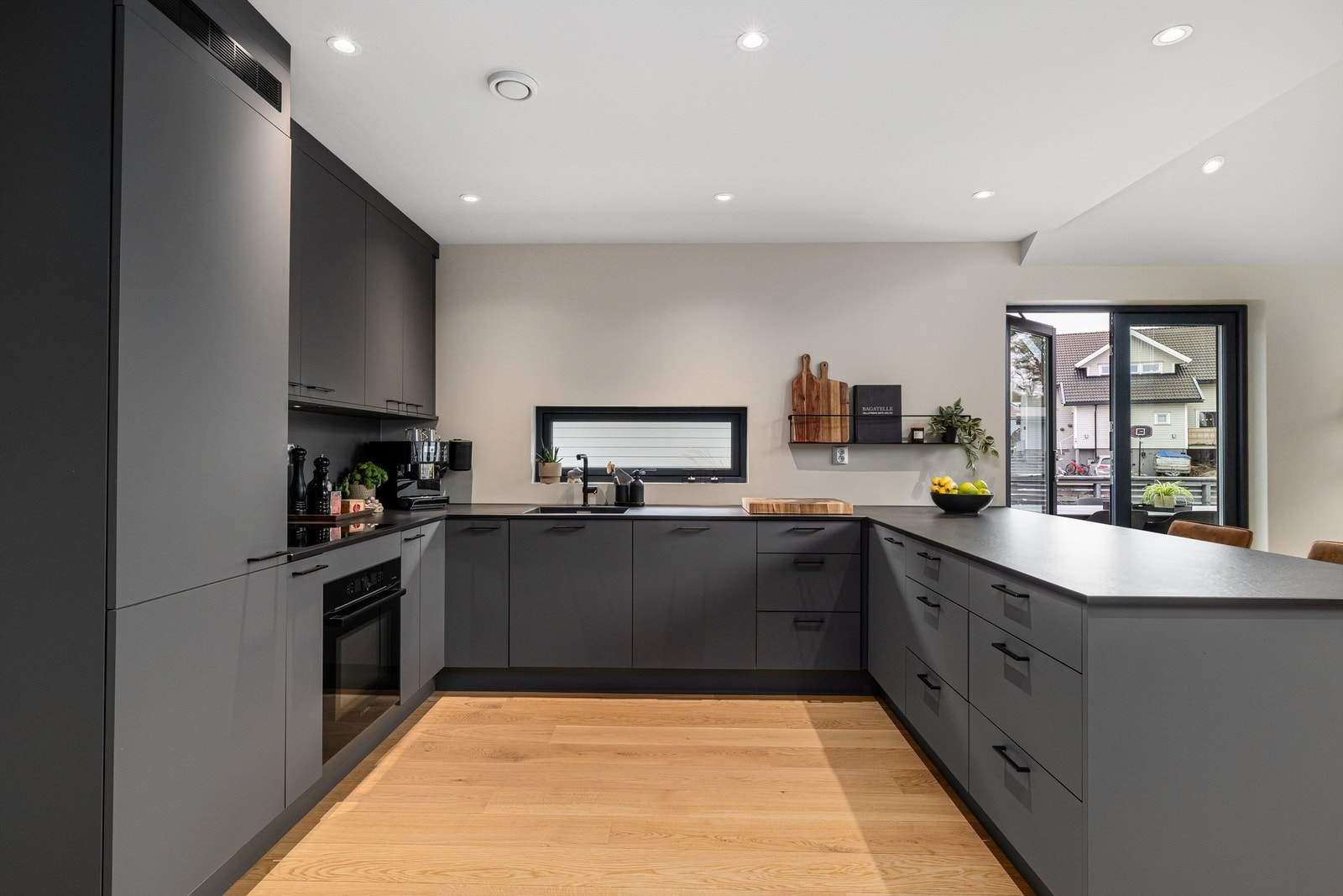 Her er det rikelig med både benkeplass og skapplass Galleribilde