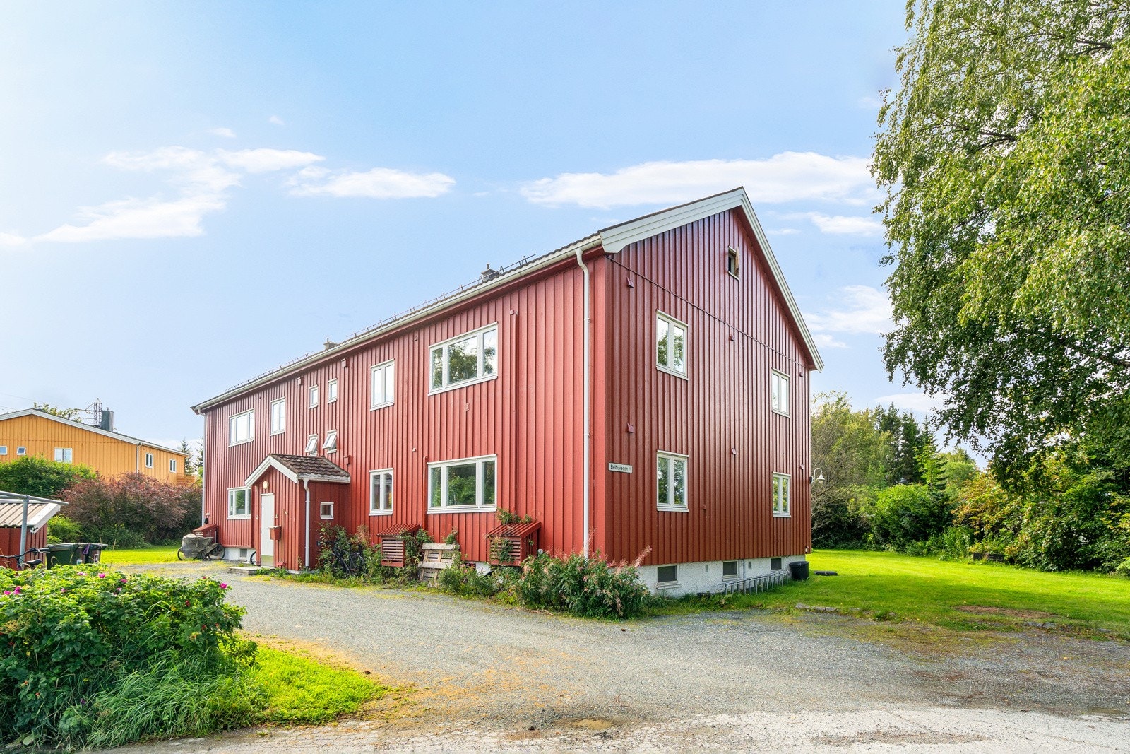 Firemannsboligen har en god beliggenhet i feltet, som gir godt med sol. Galleribilde