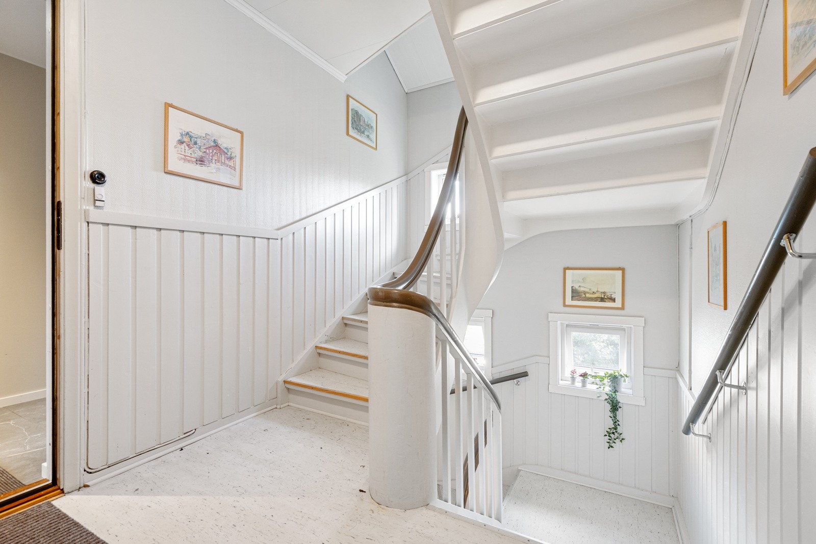 Felles oppgang i huset. Galleribilde
